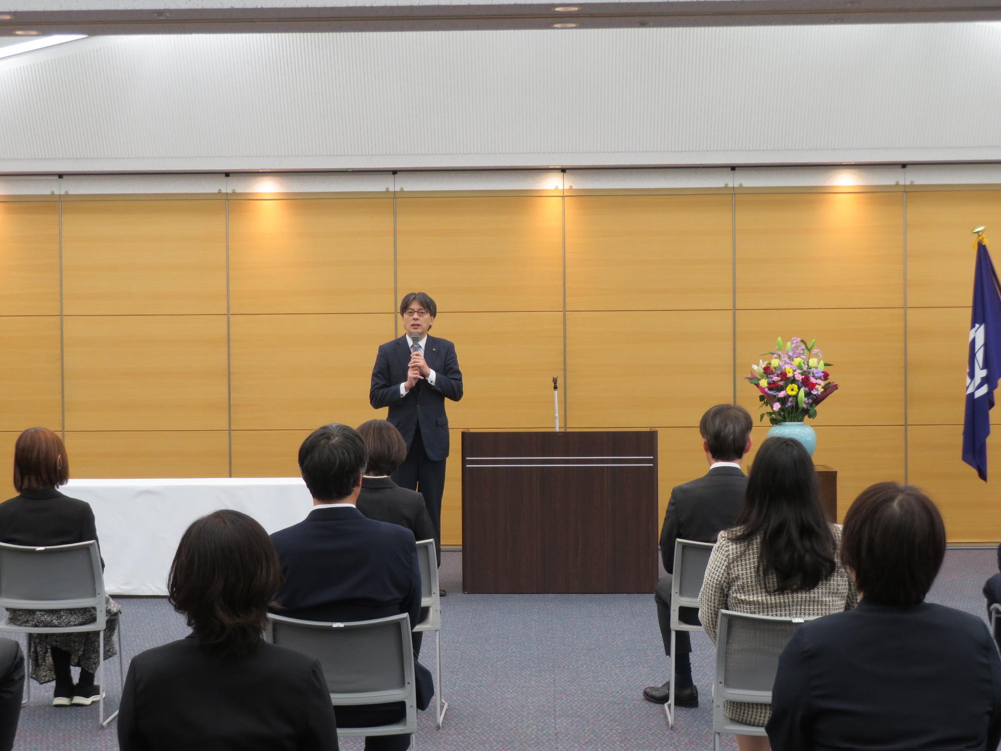 出席者の前であいさつをする市長の写真