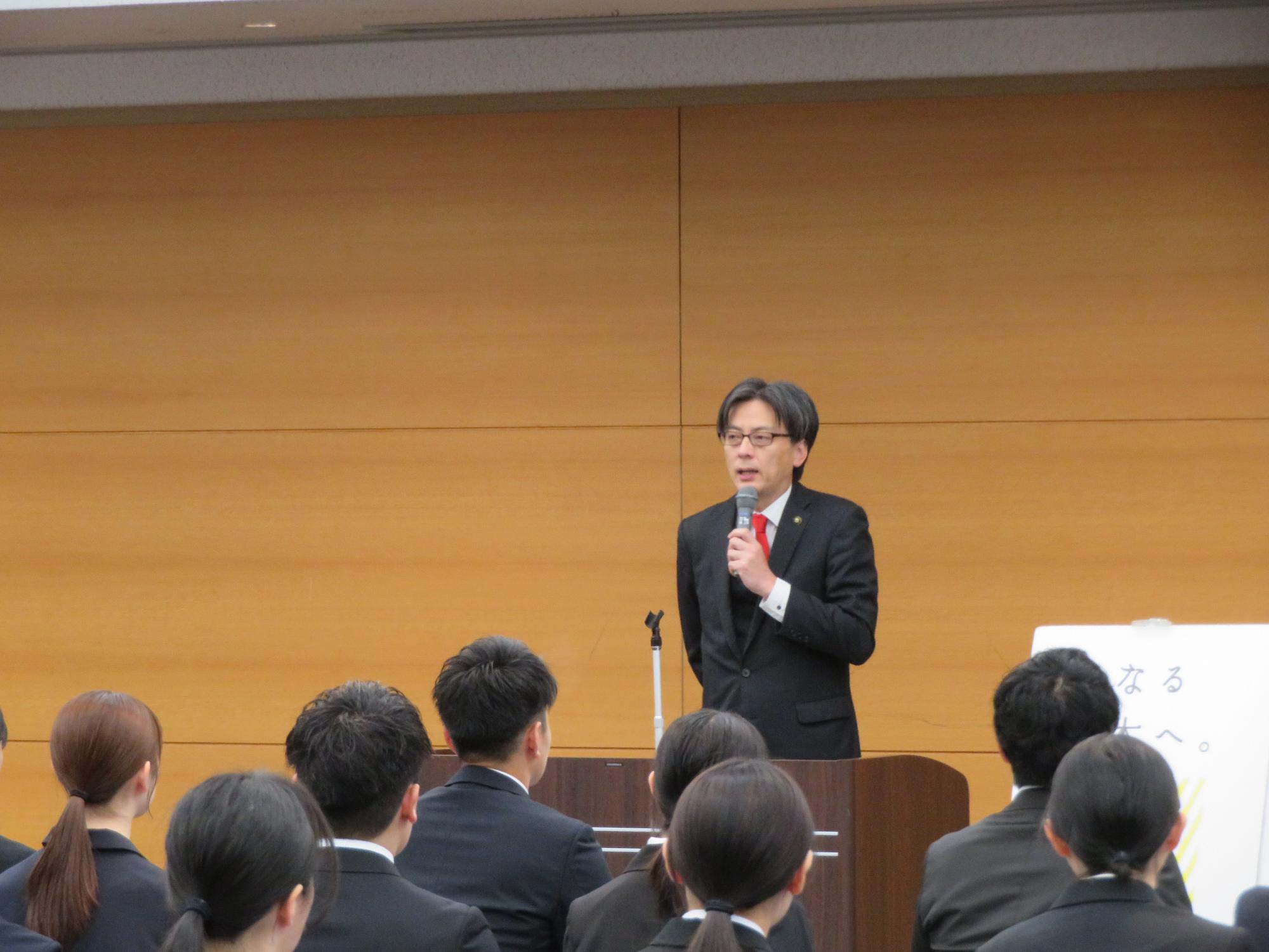 出席者の前であいさつをする市長の写真