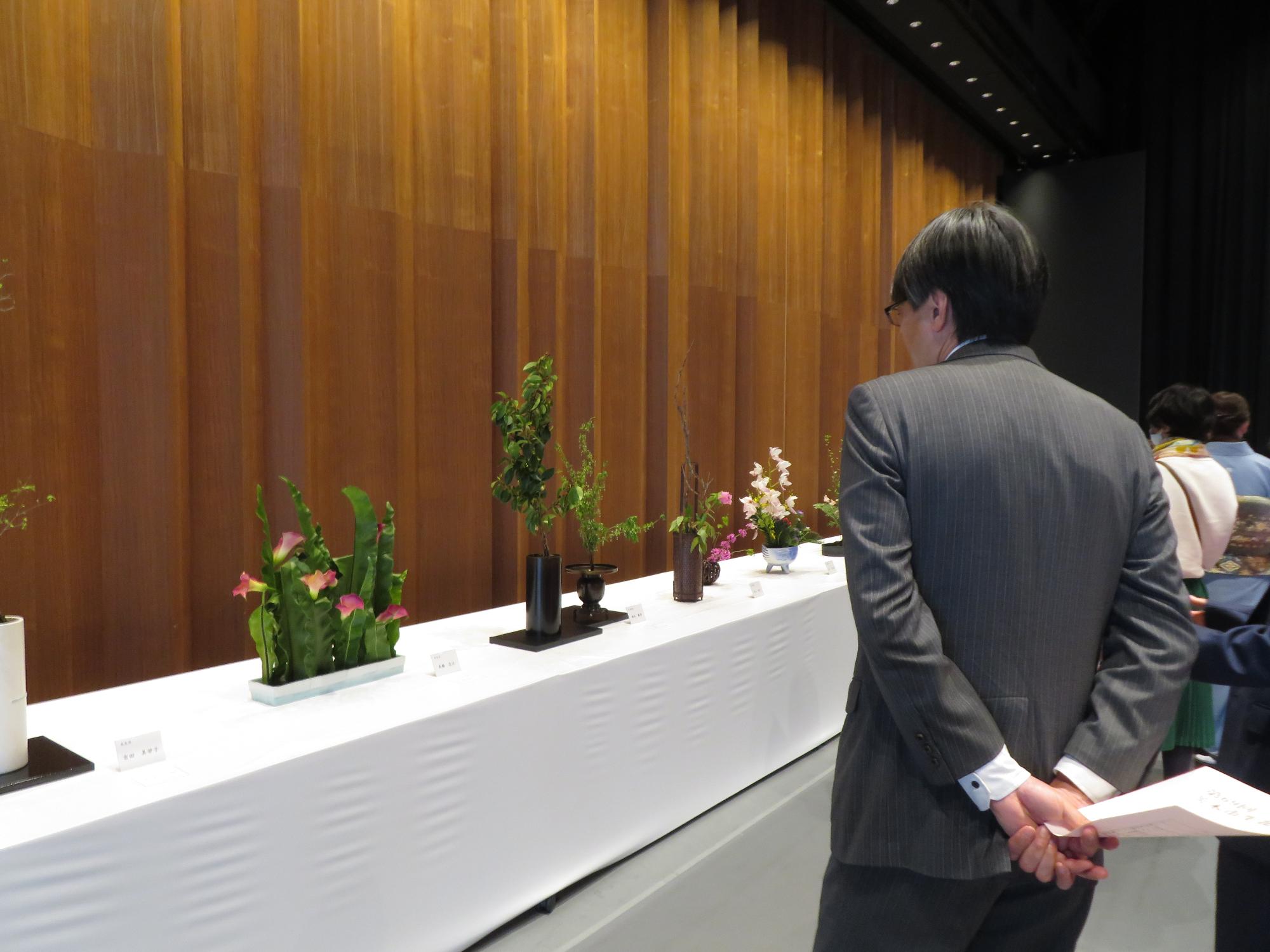 展示を見る市長の写真