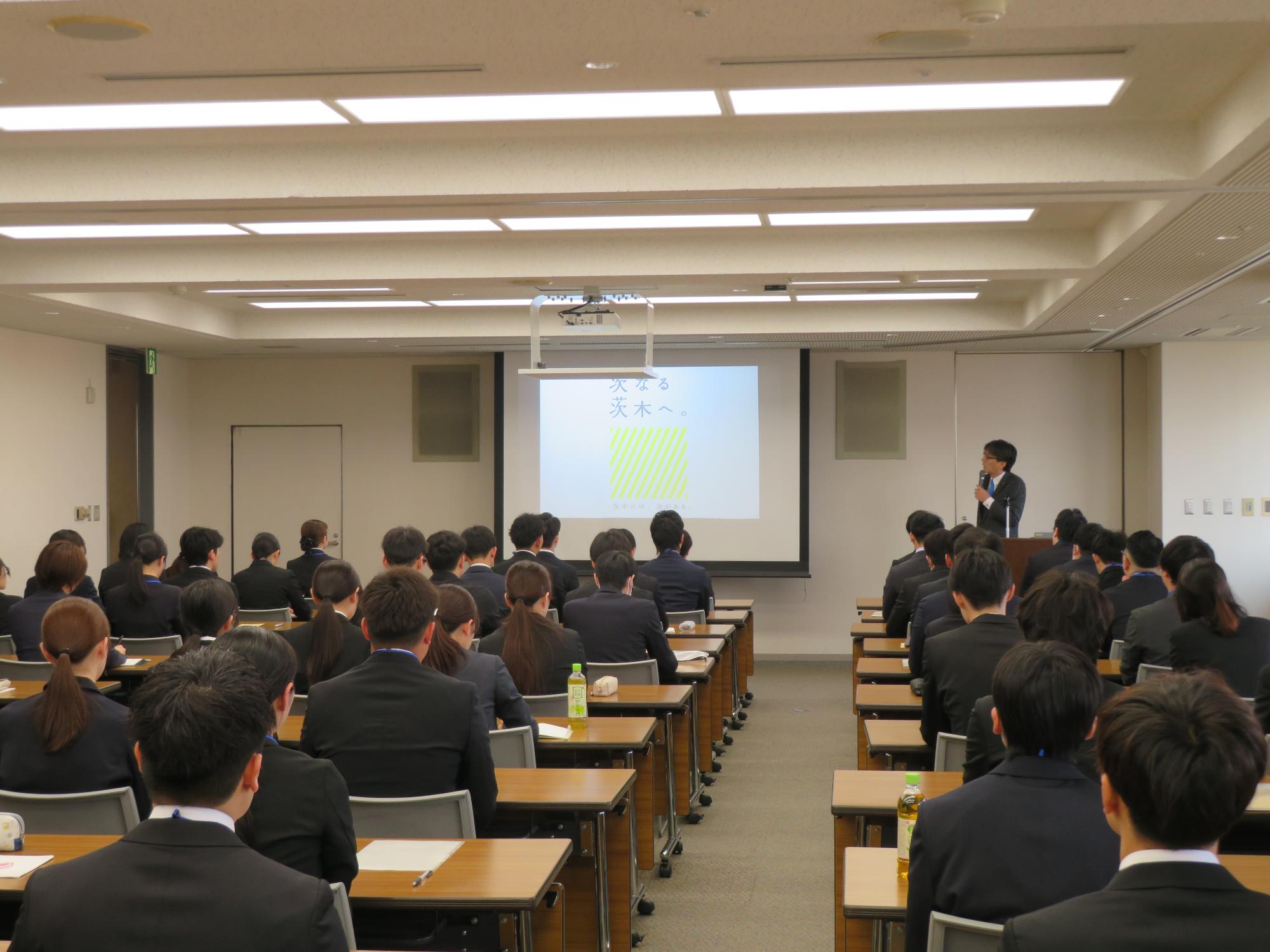 参加者の前であいさつをする市長の写真