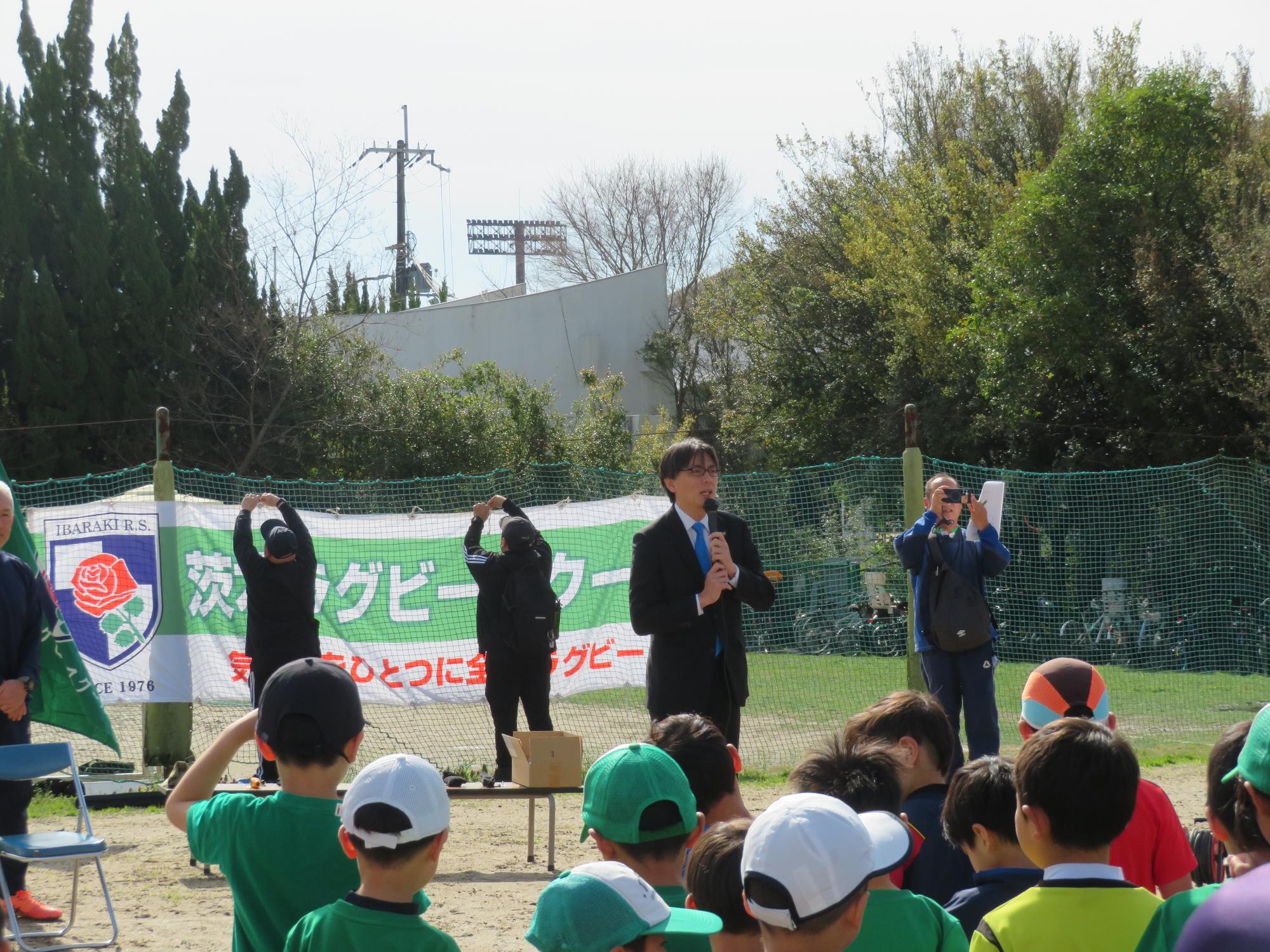参加者の前であいさつをする市長の写真