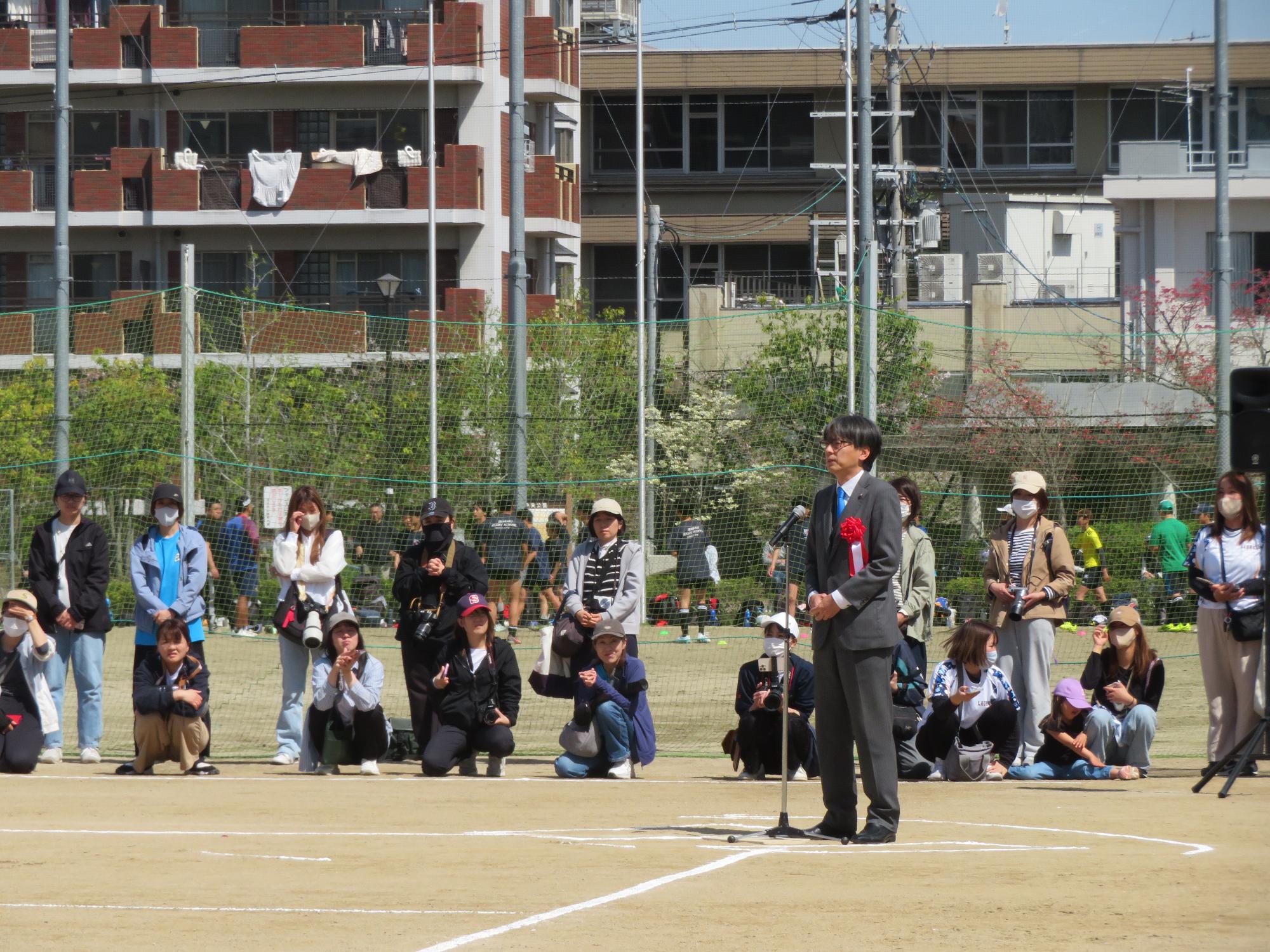 参加者の前であいさつをする市長の写真
