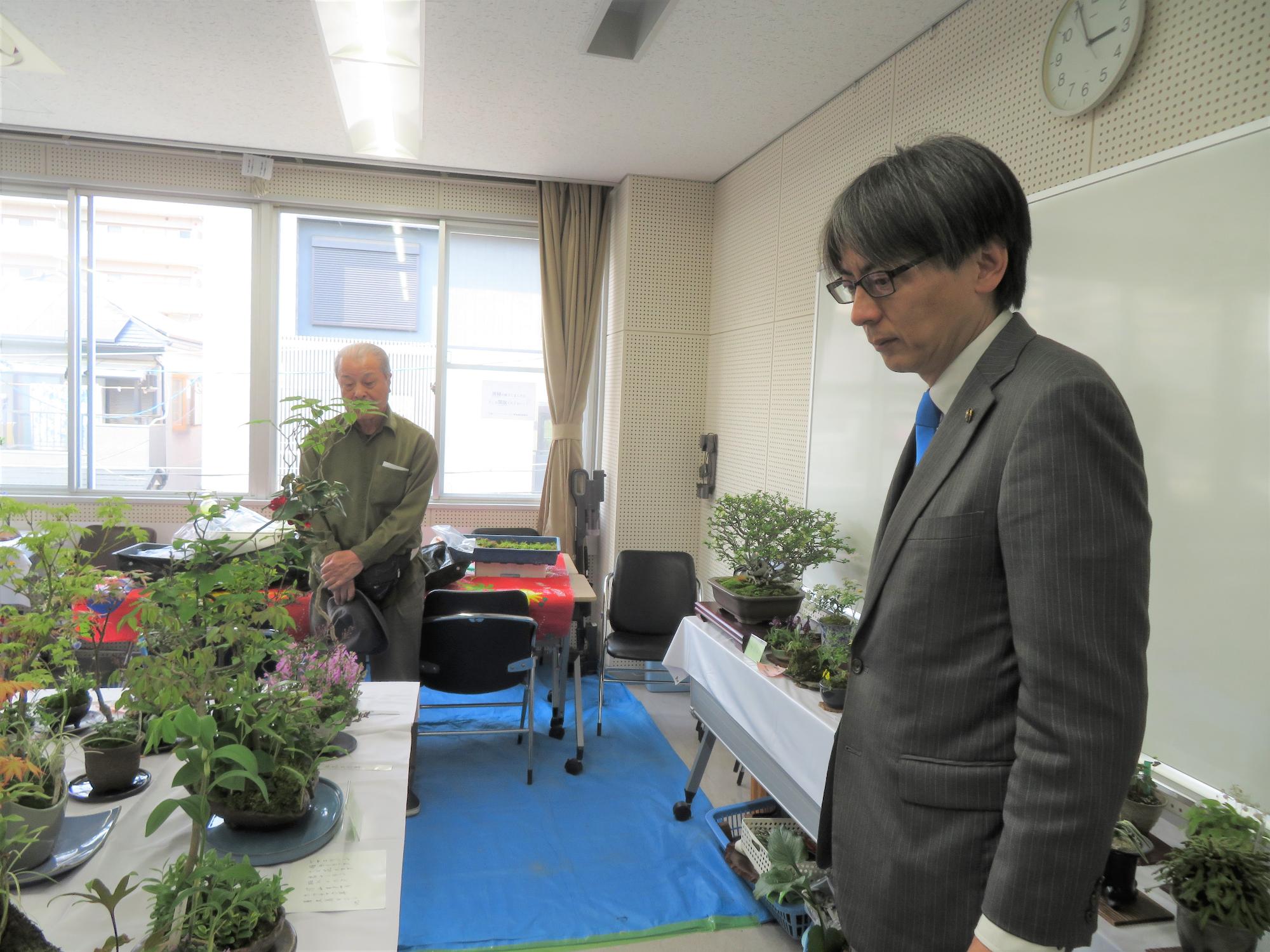 展示を見る市長の写真