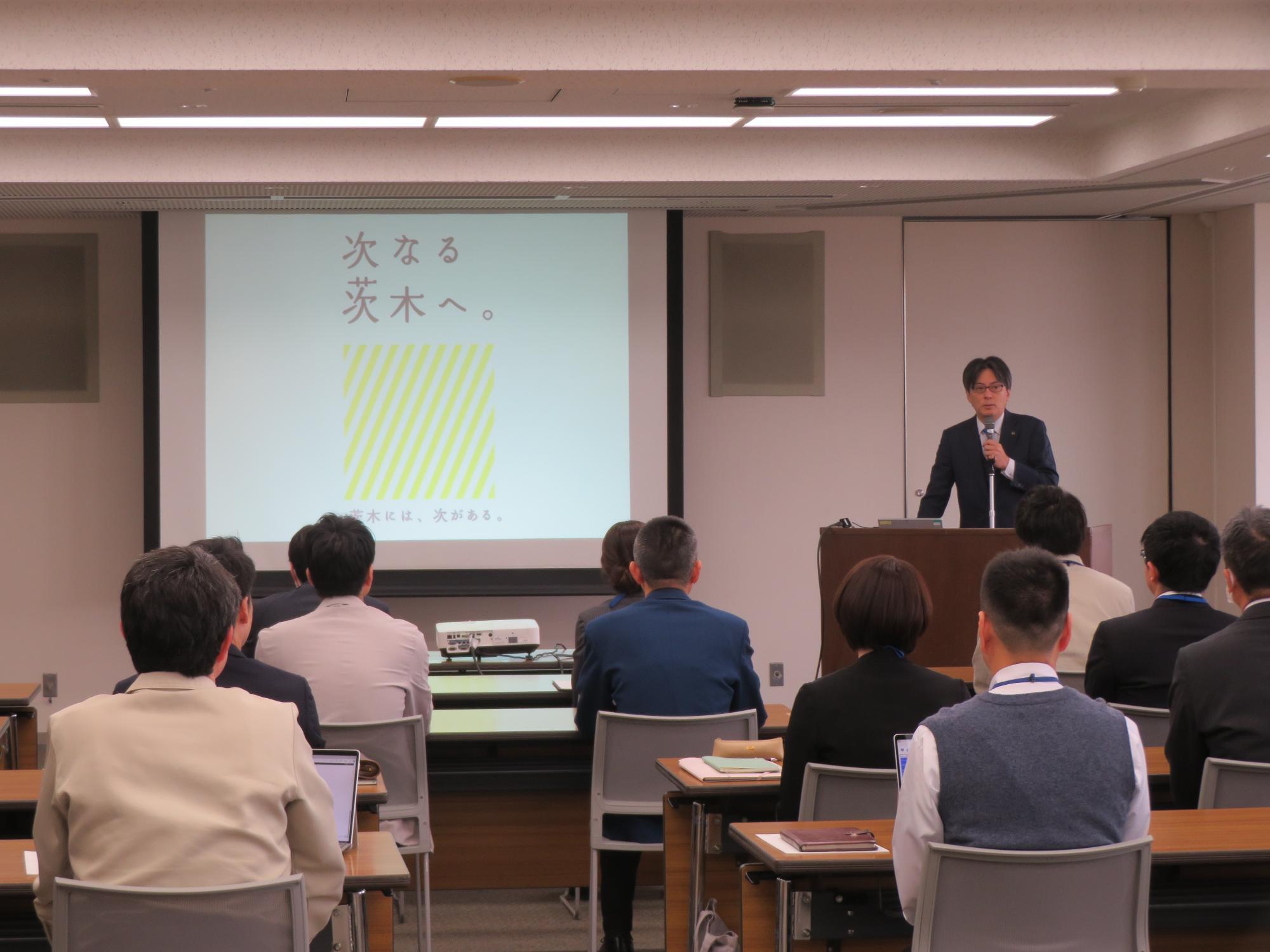 参加者の前で講話をする市長の写真