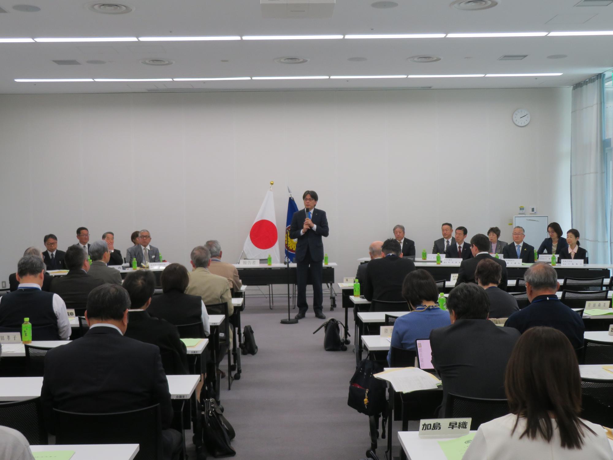 出席者の前であいさつをする市長の写真