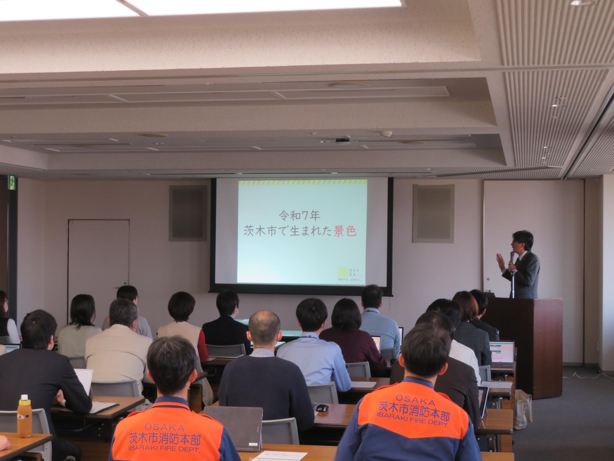 参加者の前であいさつをする市長の写真