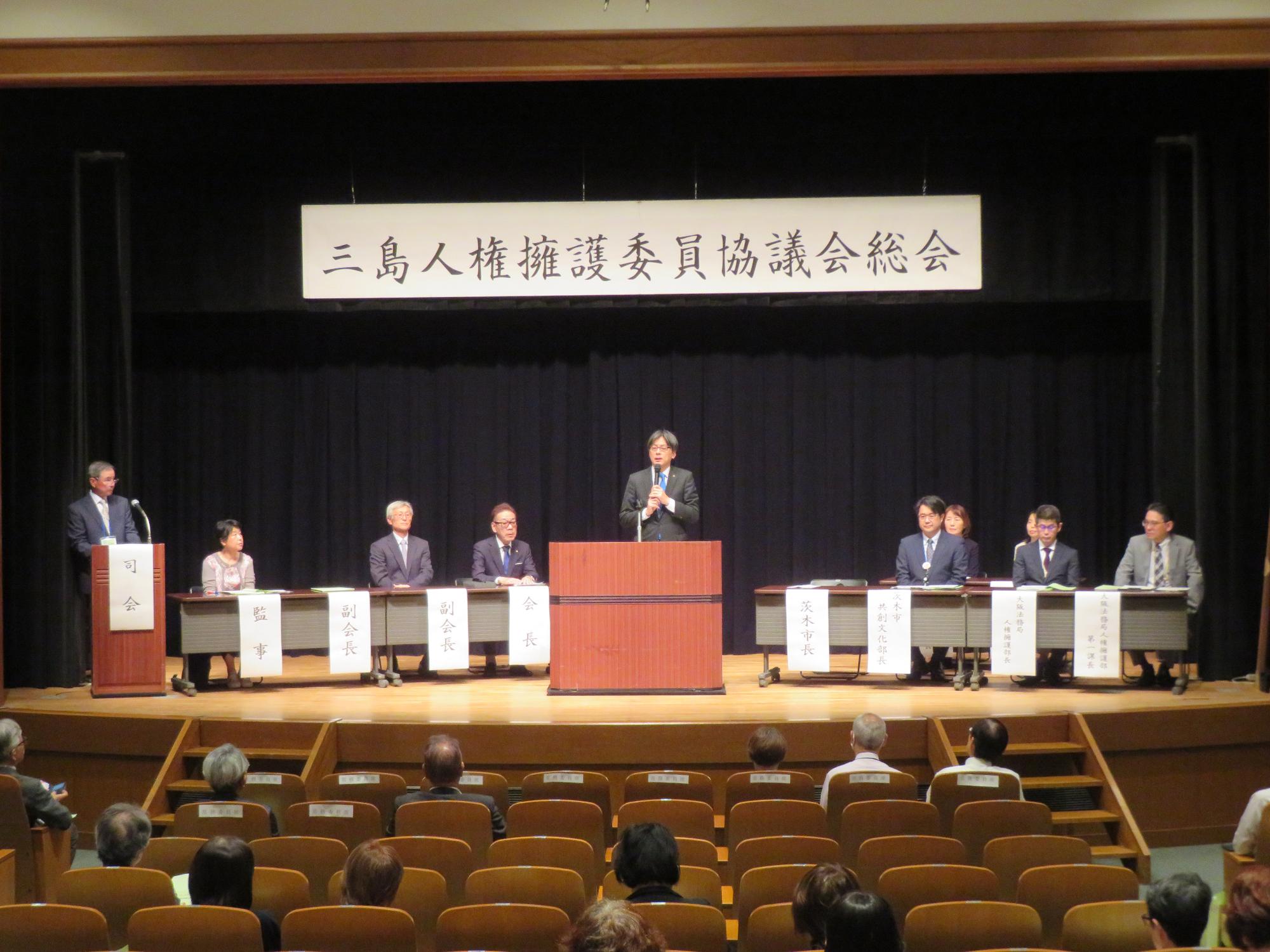 出席者の前であいさつをする市長の写真