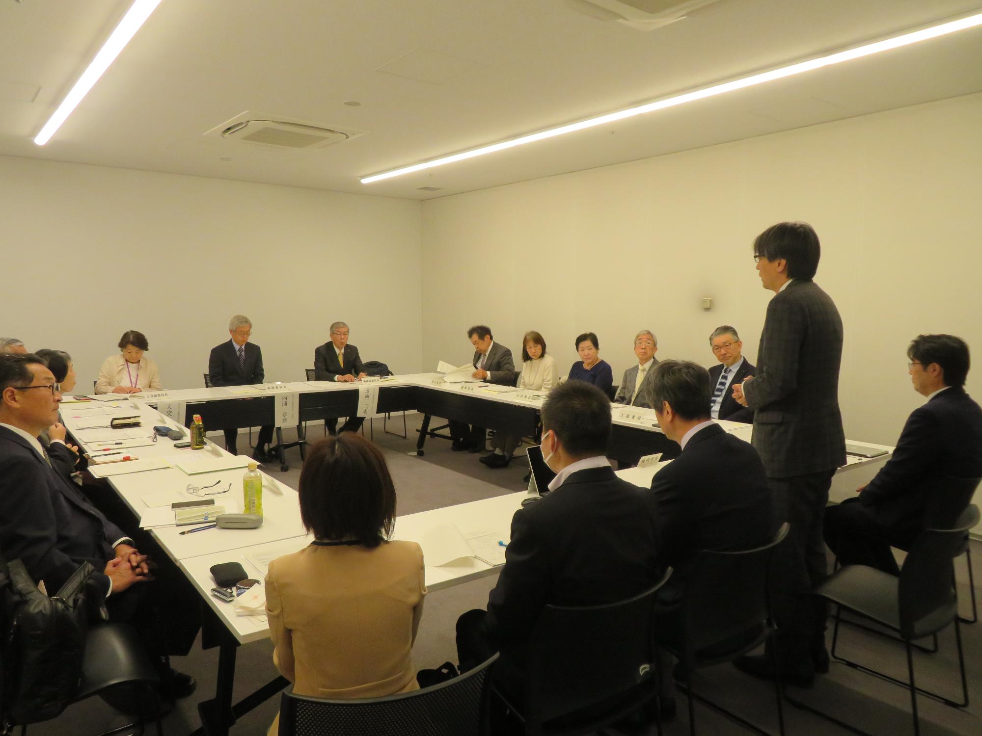 出席者の前であいさつをする市長の写真