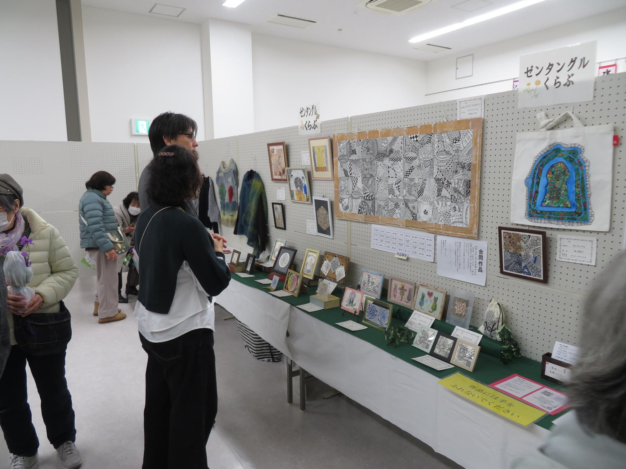 展示を見る市長の写真