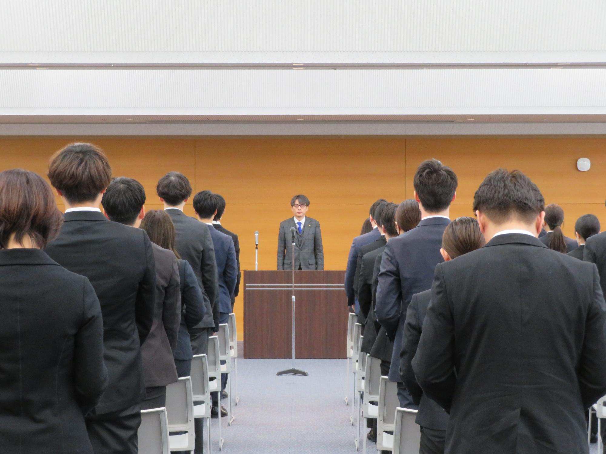 職員に訓示をする市長の写真