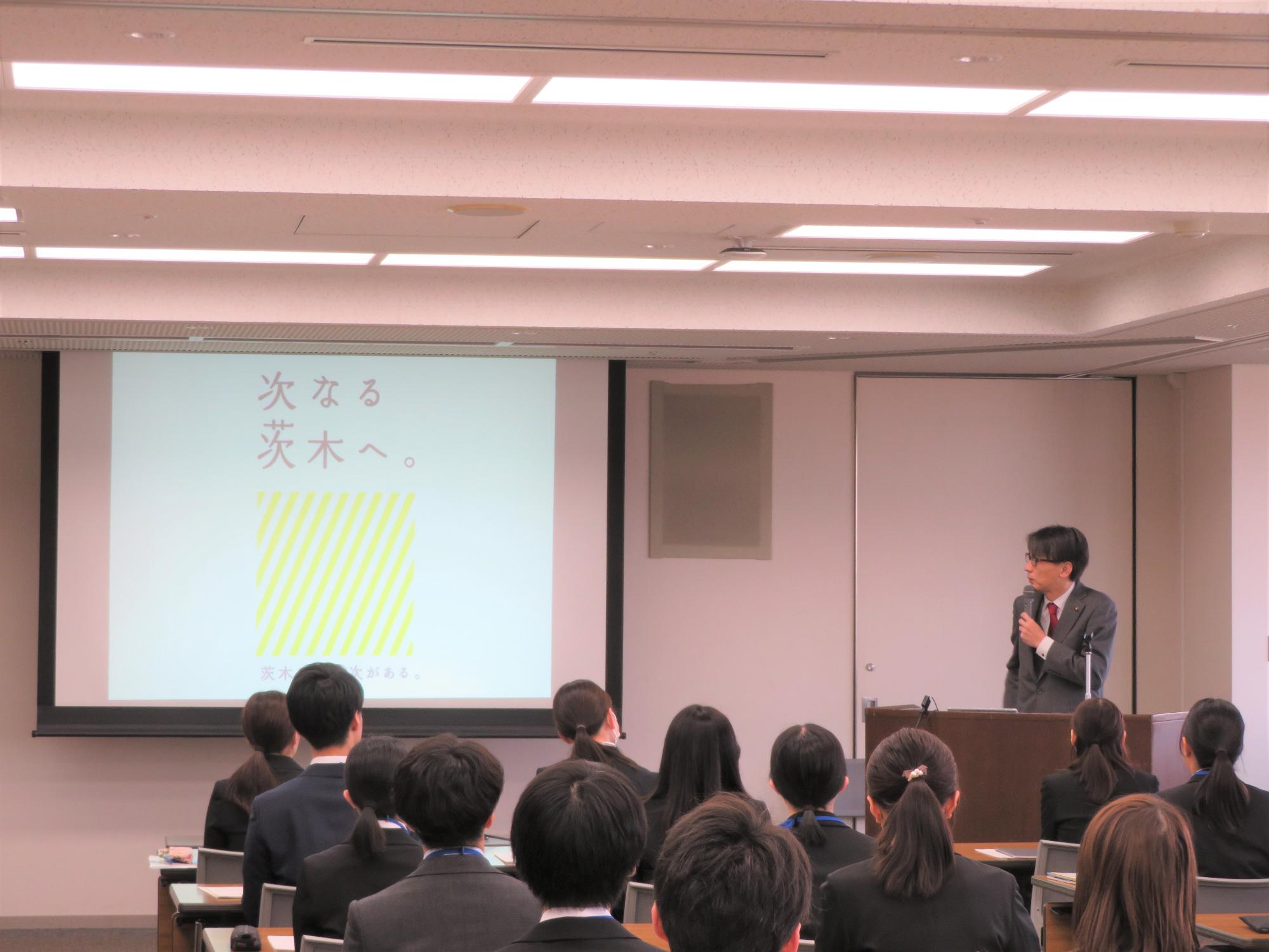 新規採用職員の前で講話をする市長の写真
