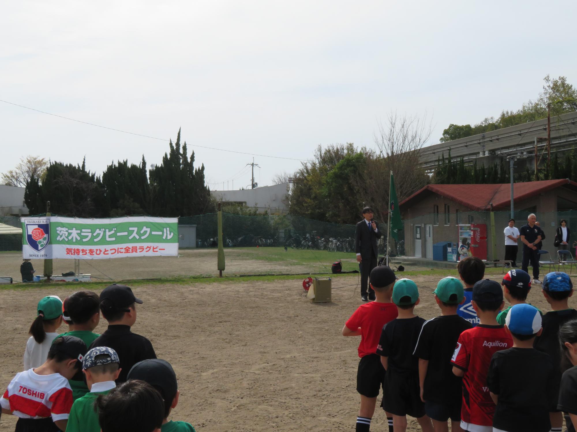 皆さんの前であいさつをする市長の写真