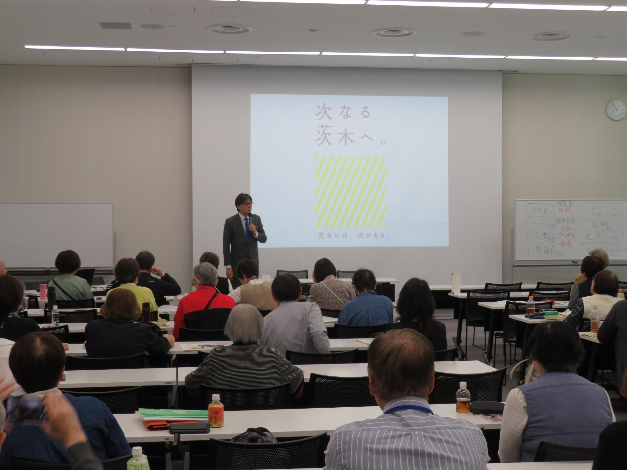 参加者の前で講話をする市長の写真