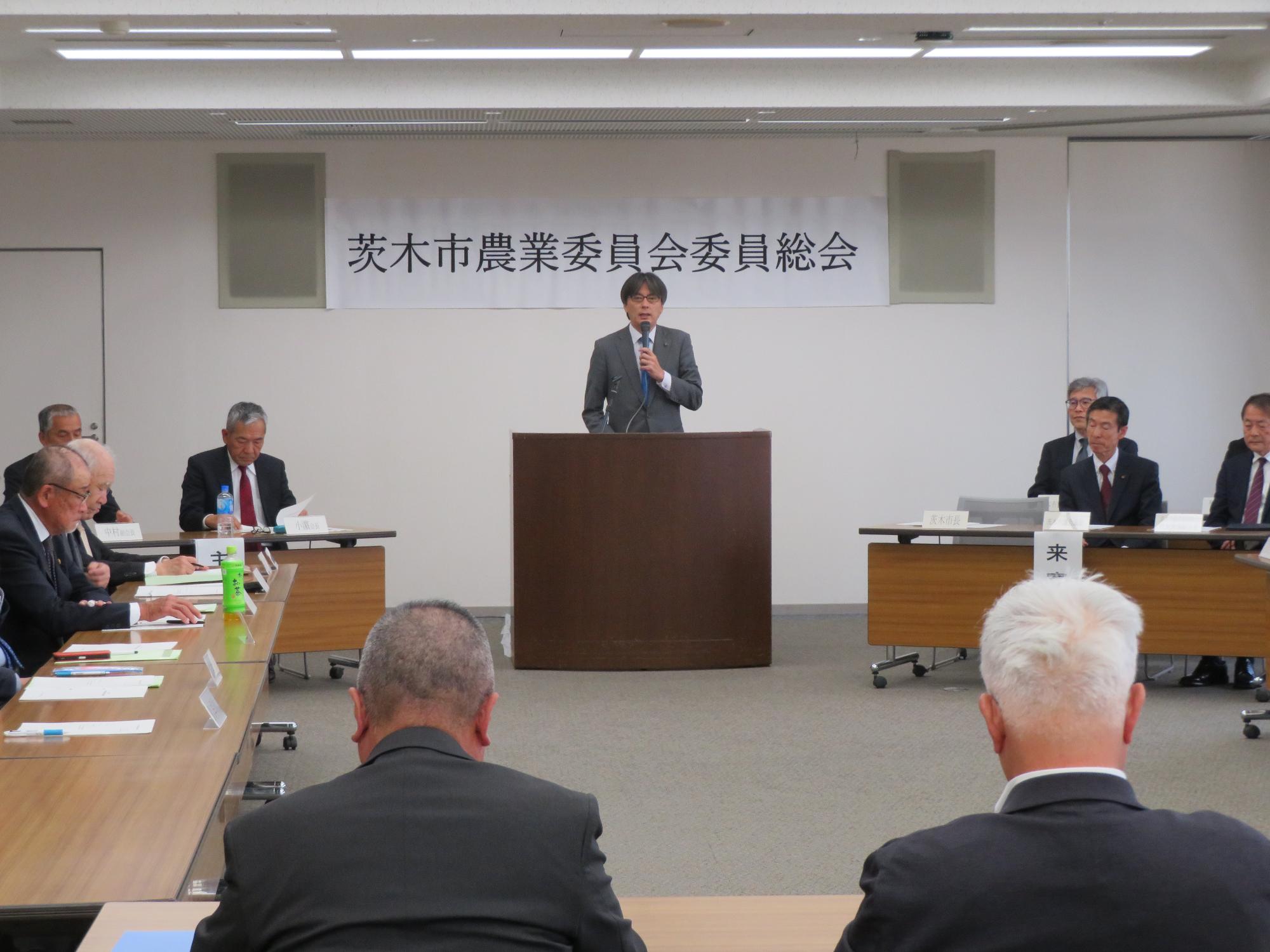 出席者の前であいさつをする市長の写真
