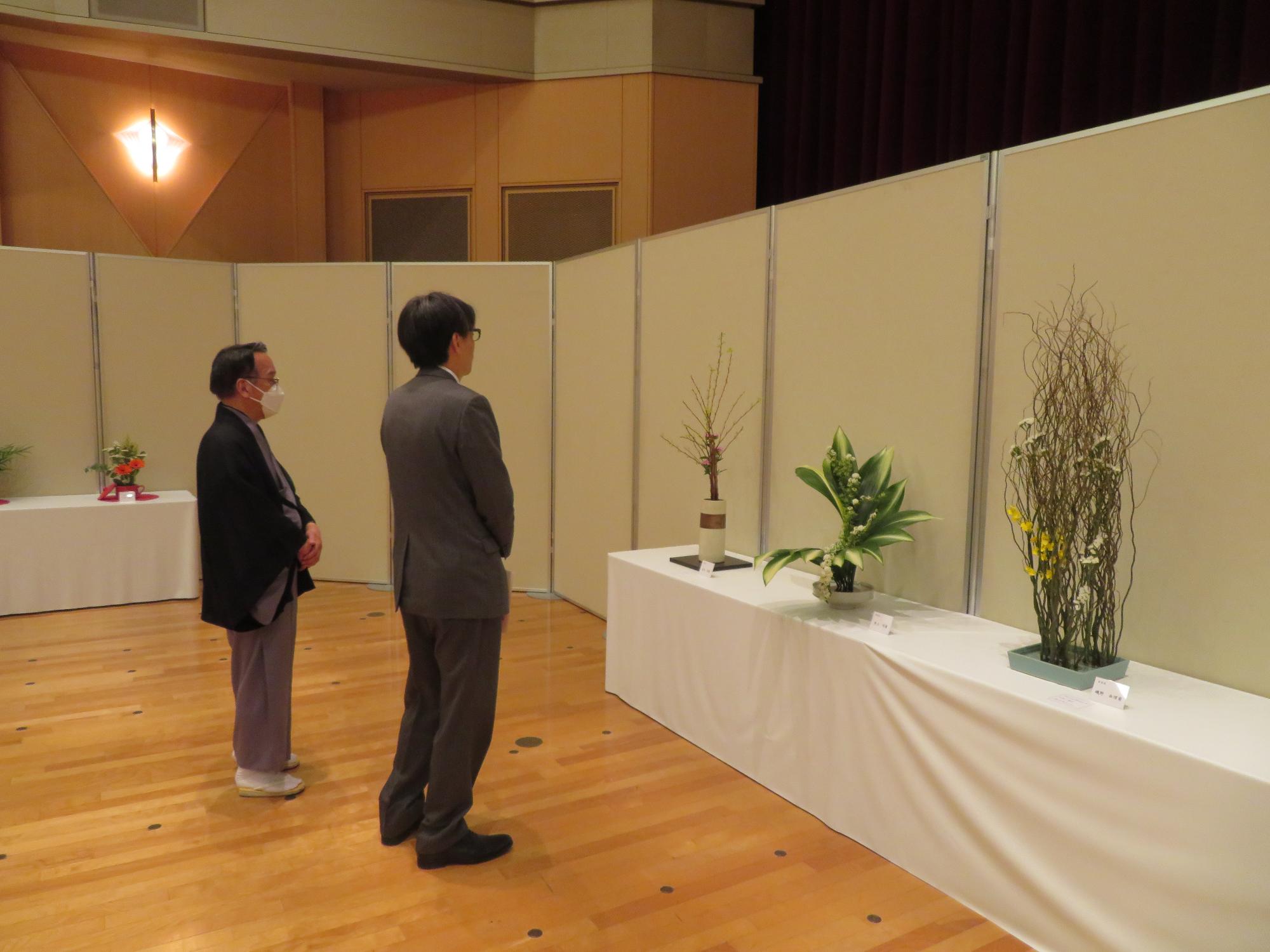 展示を観る市長の写真