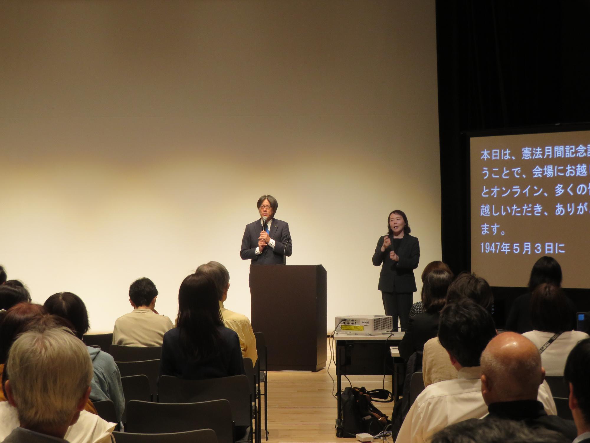 来場者の前であいさつをする市長の写真