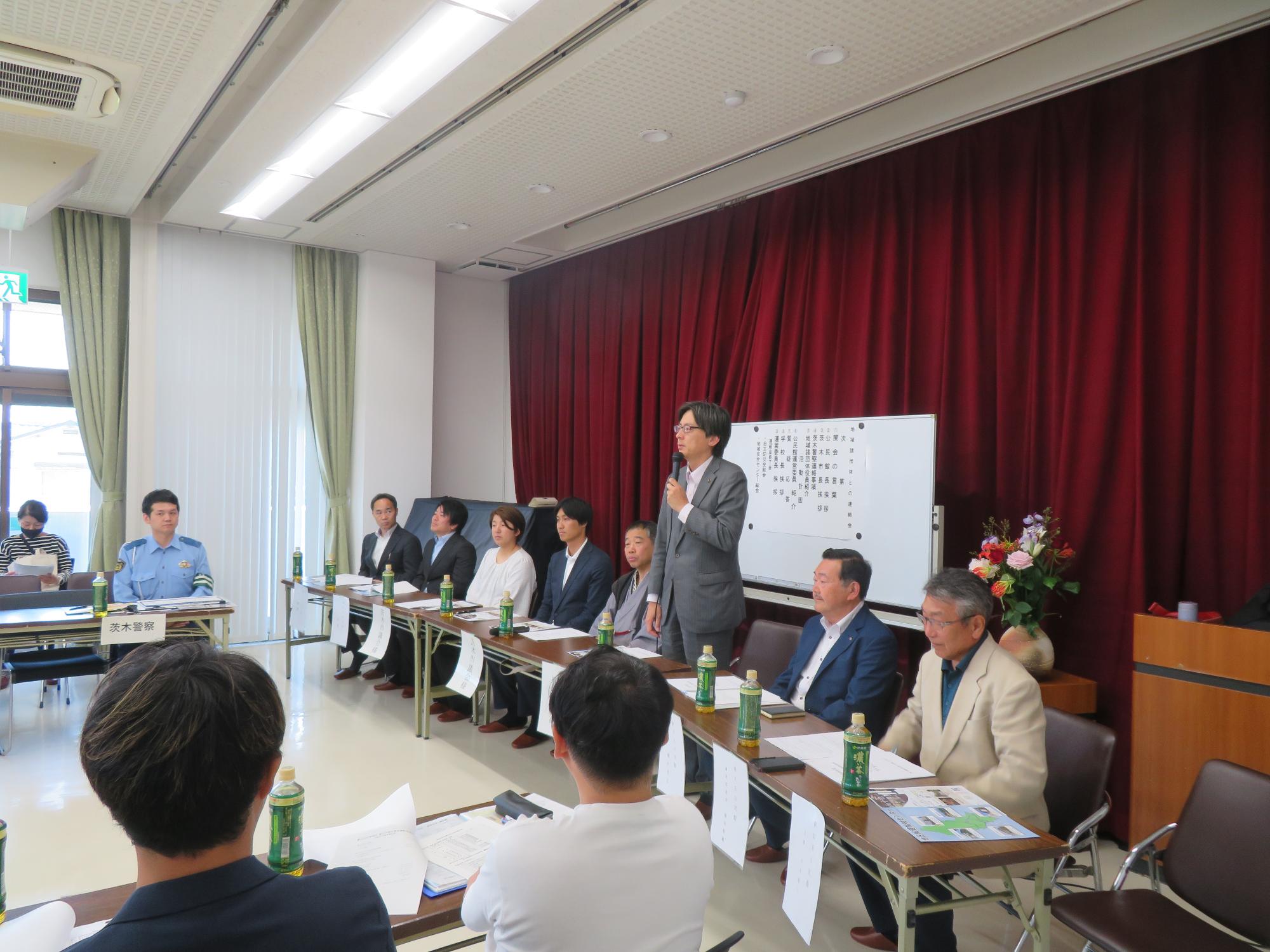 出席者の前であいさつをする市長の写真