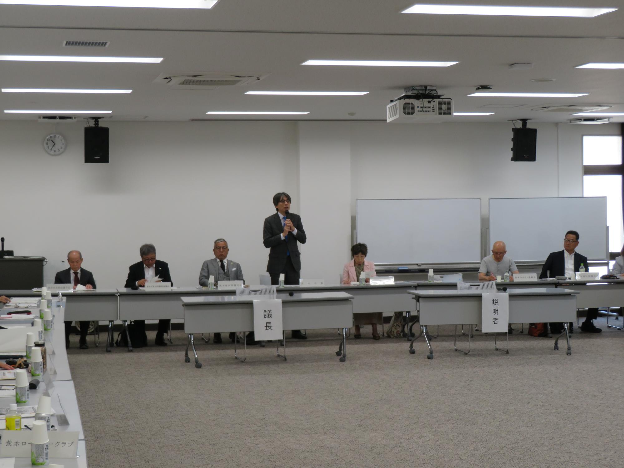 出席者の前であいさつをする市長の写真