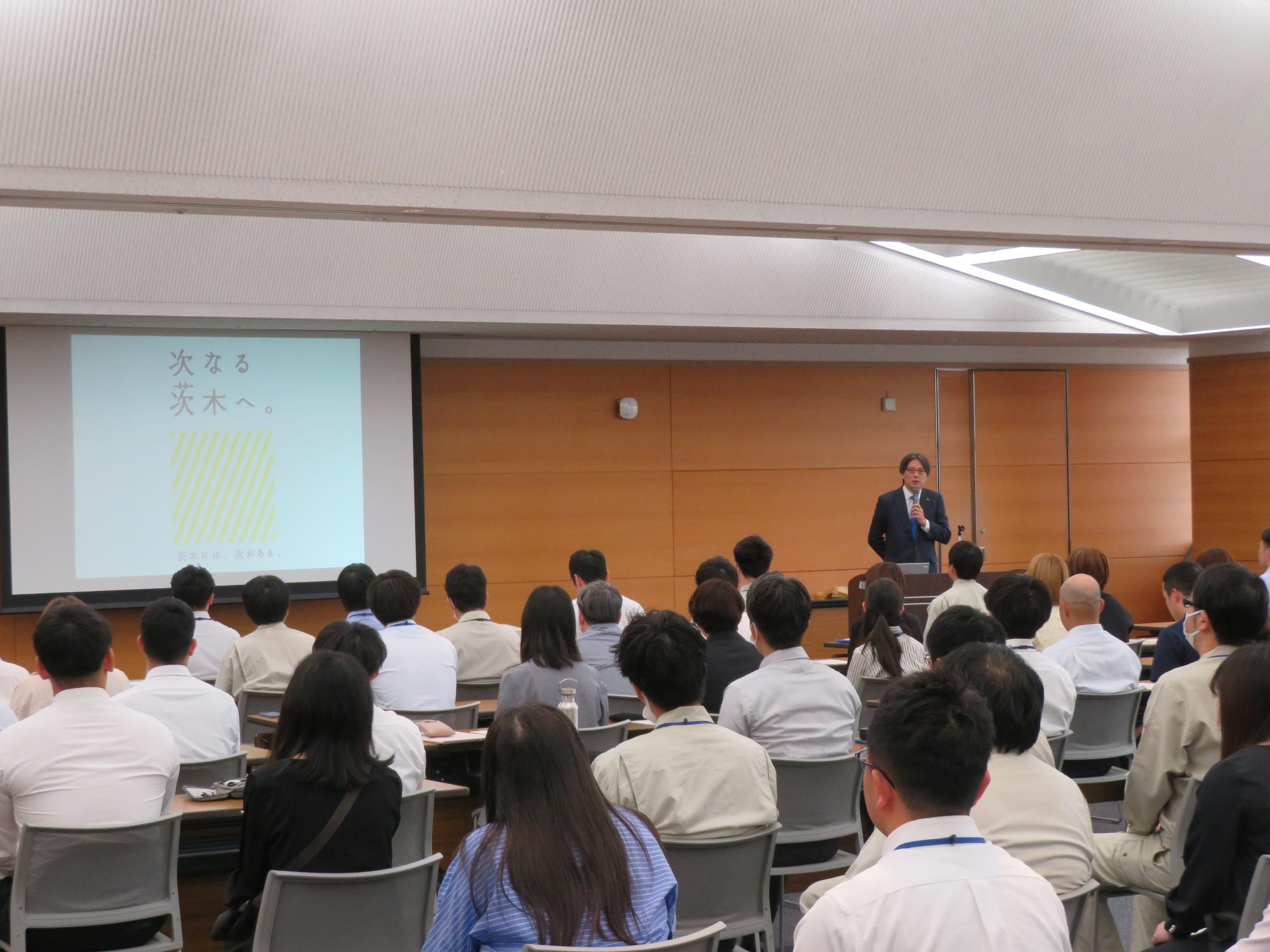 受講者の前で講話をする市長の写真