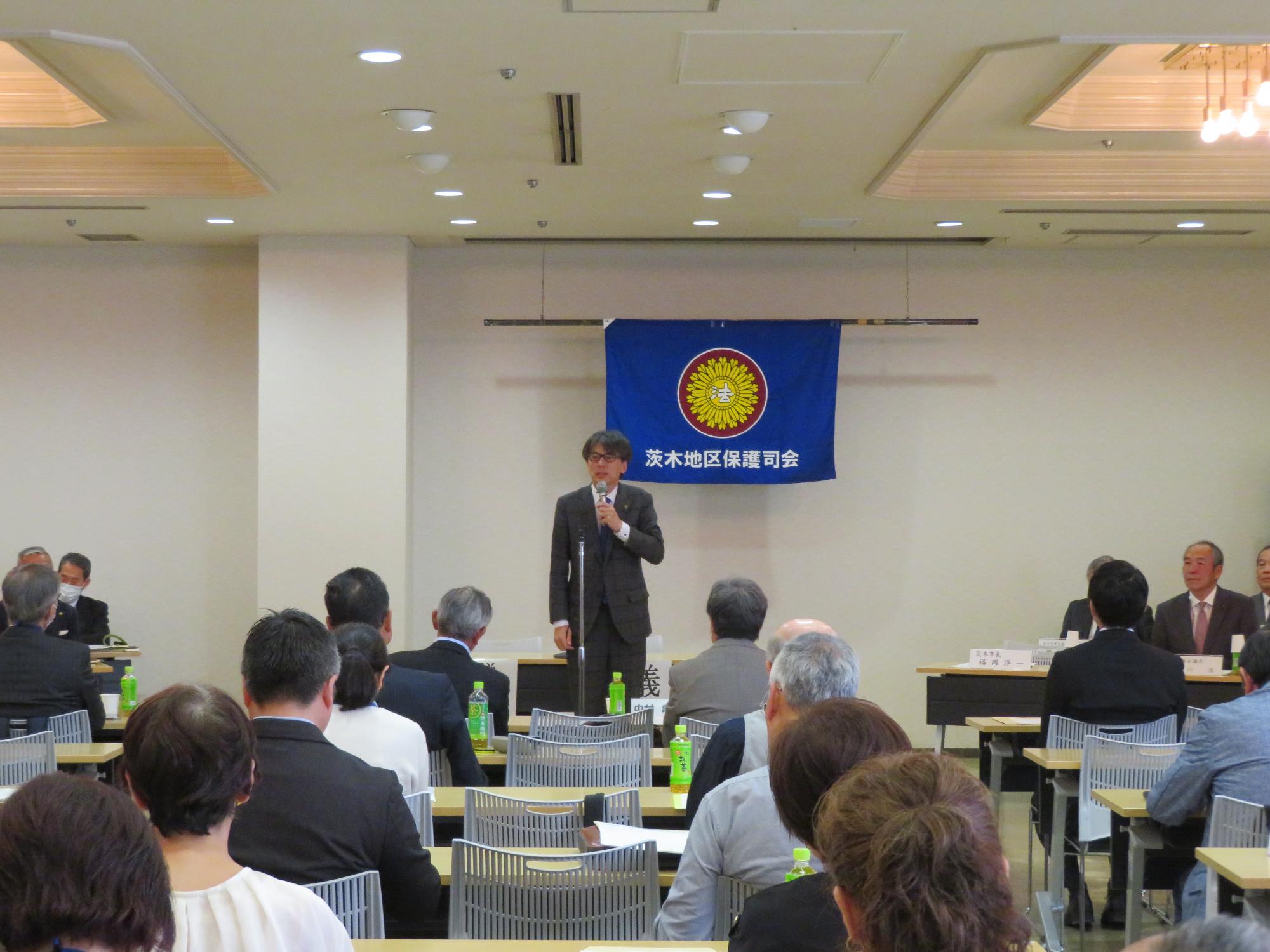 皆さんの前であいさつをする市長の写真