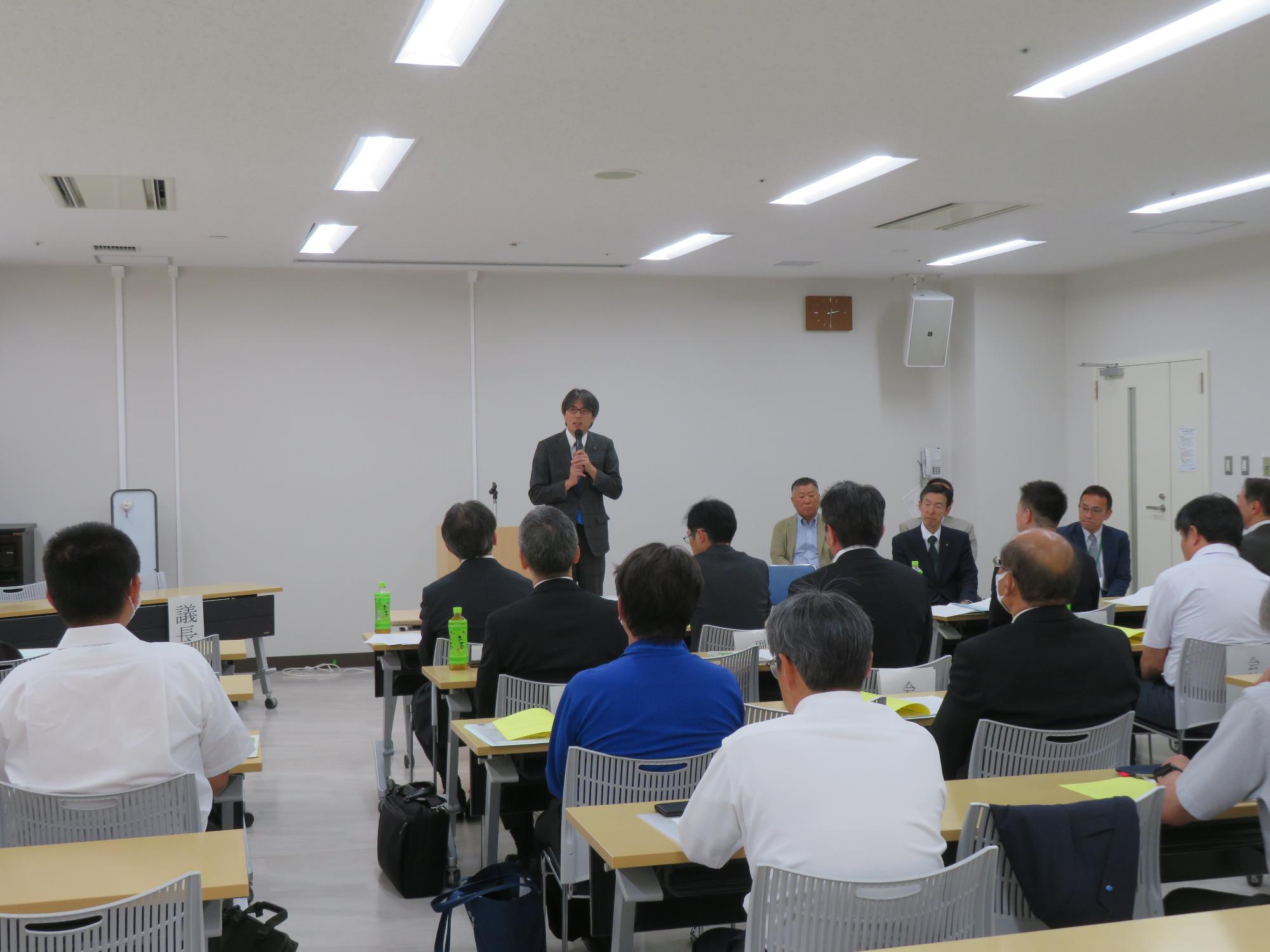 出席者の前であいさつをする市長の写真