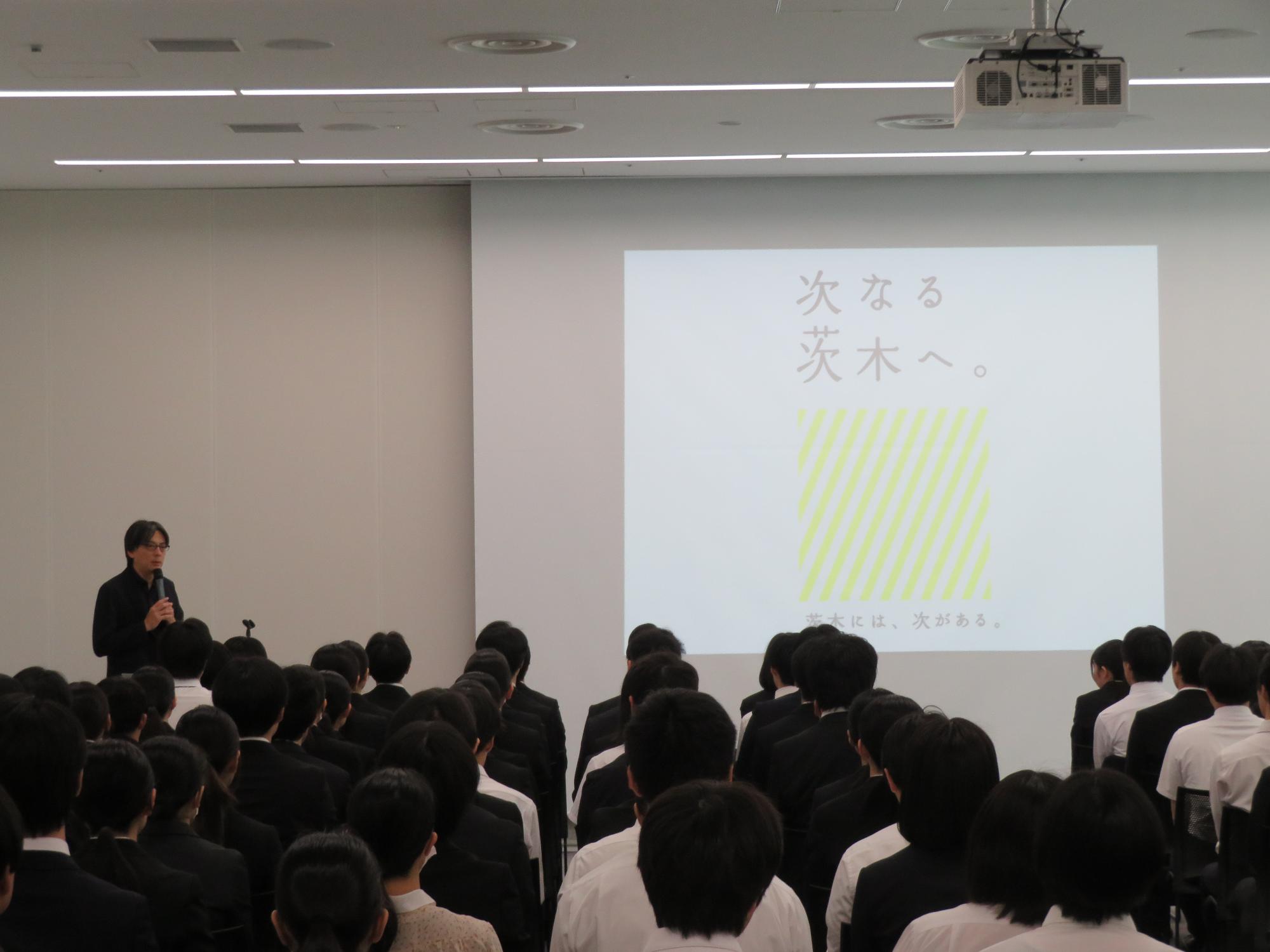 参加者の前で講話をする市長の写真