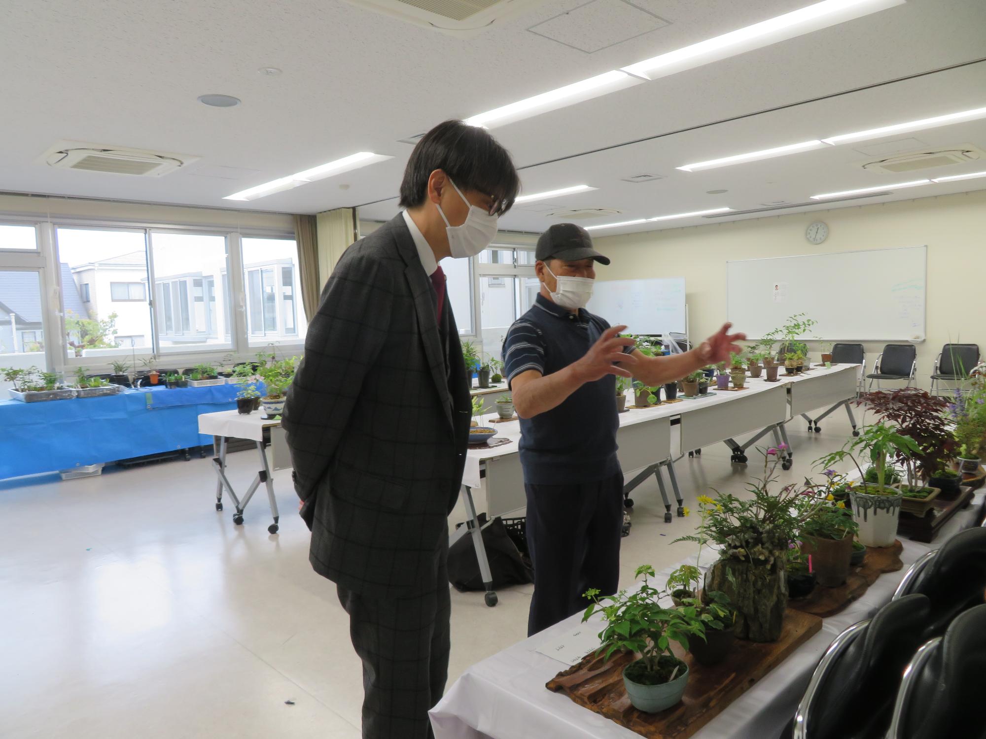 展示を観る市長の写真