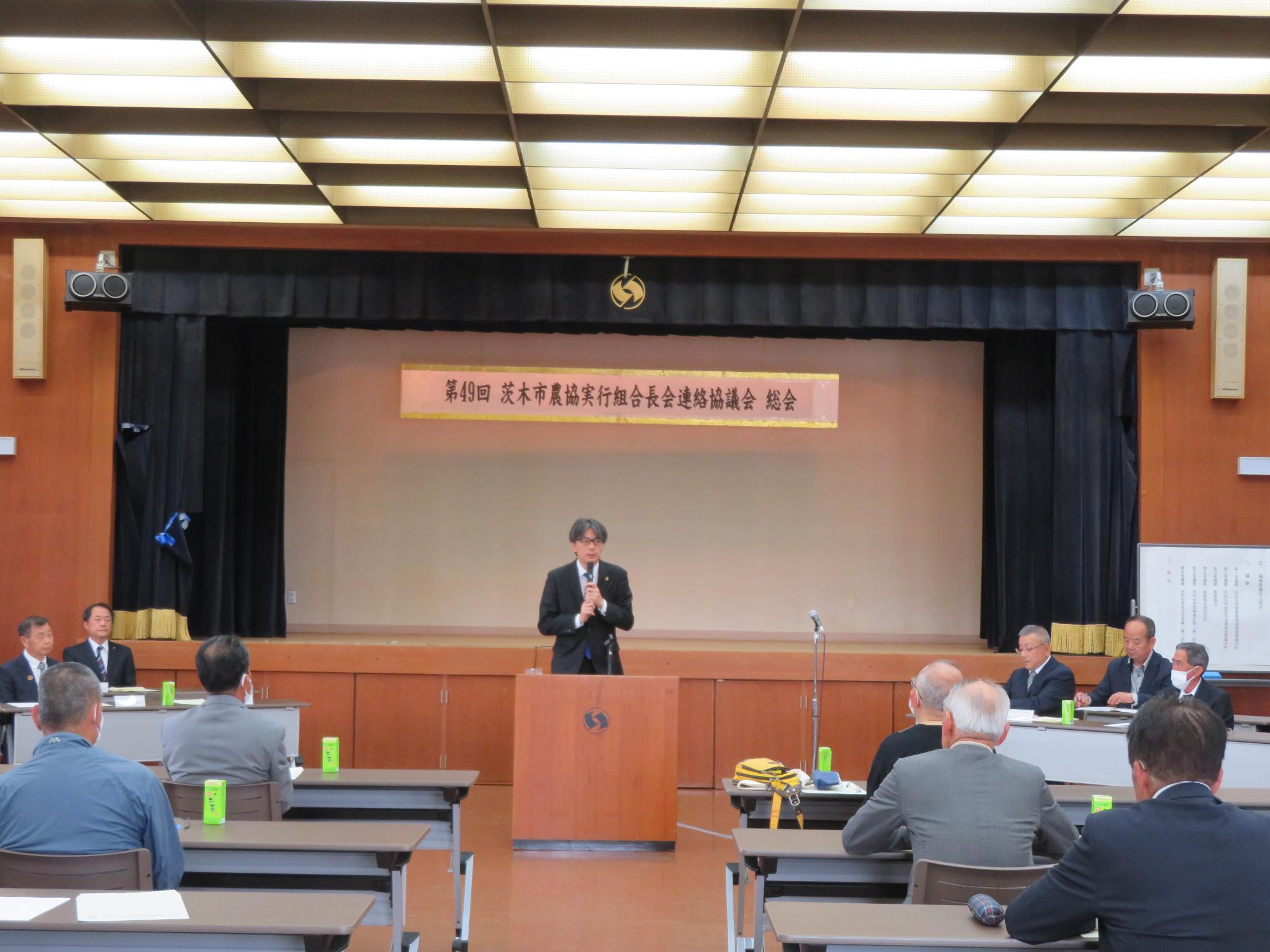 皆さんの前であいさつをする市長の写真