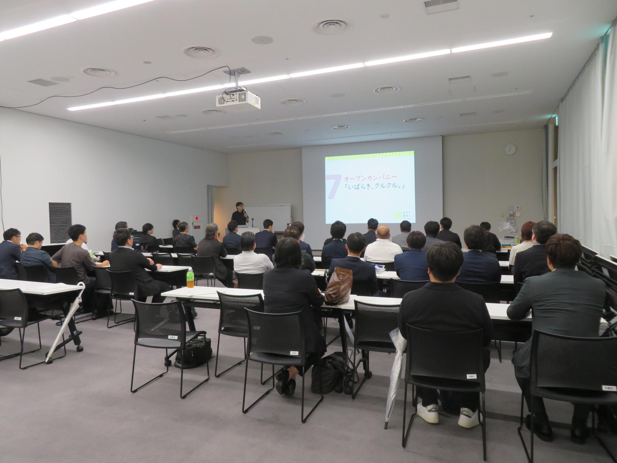 出席者の前で講話をする市長の写真