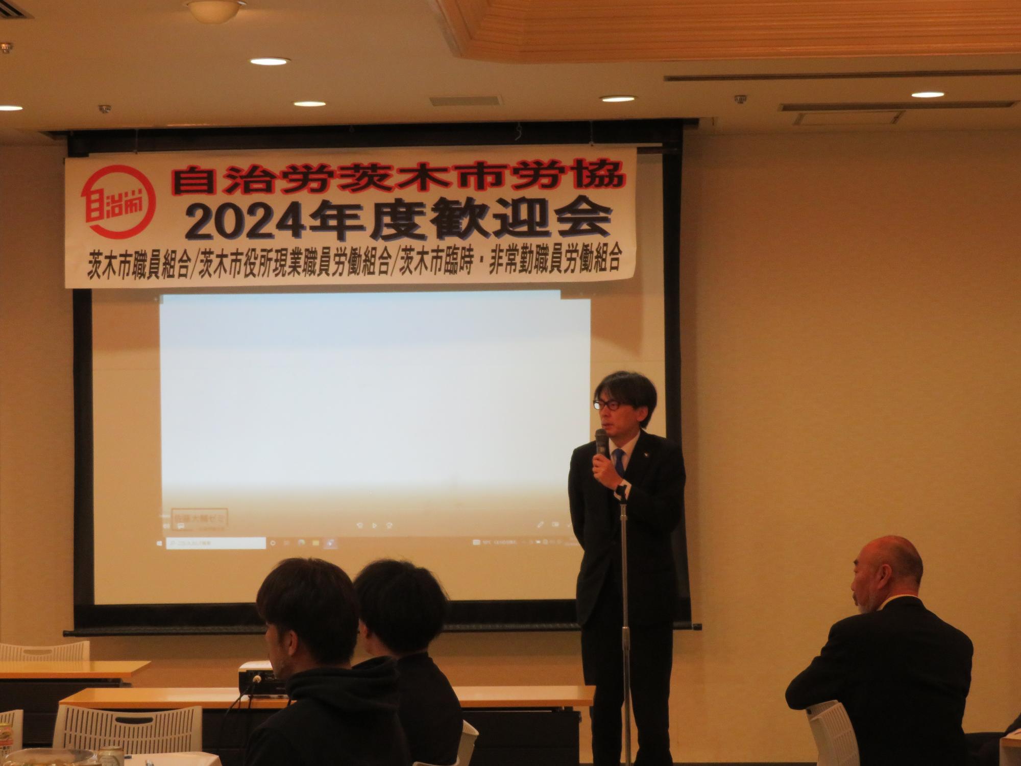 皆さんの前であいさつをする市長の写真