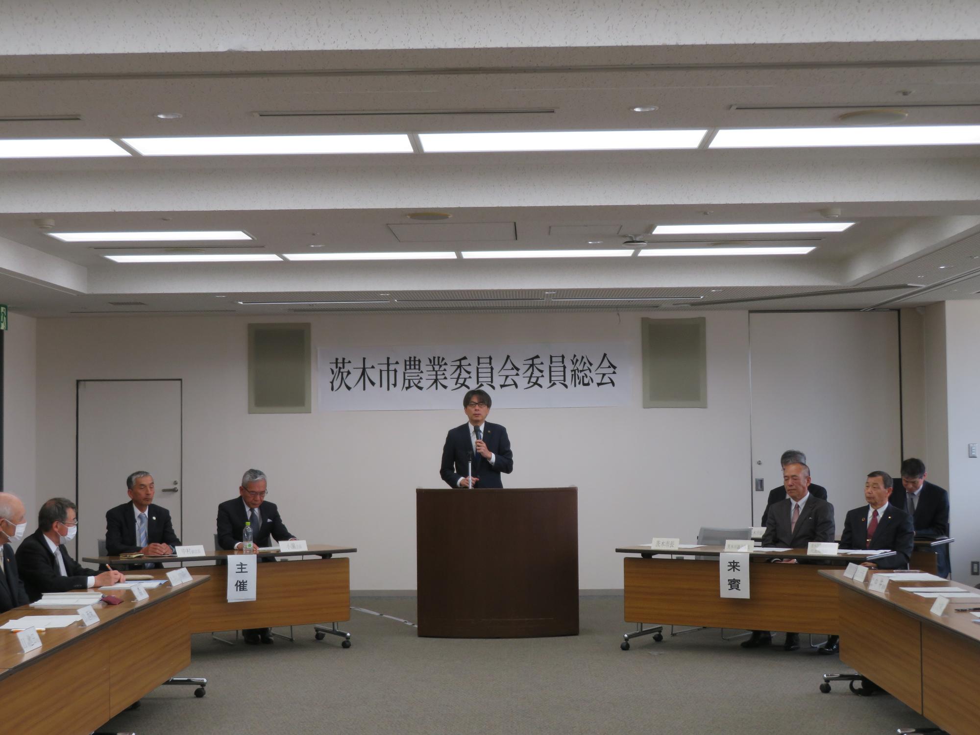 皆さんの前であいさつをする市長の写真