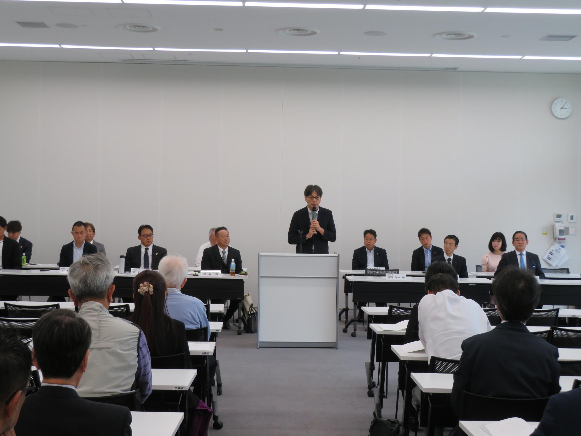 演台であいさつをする市長の写真