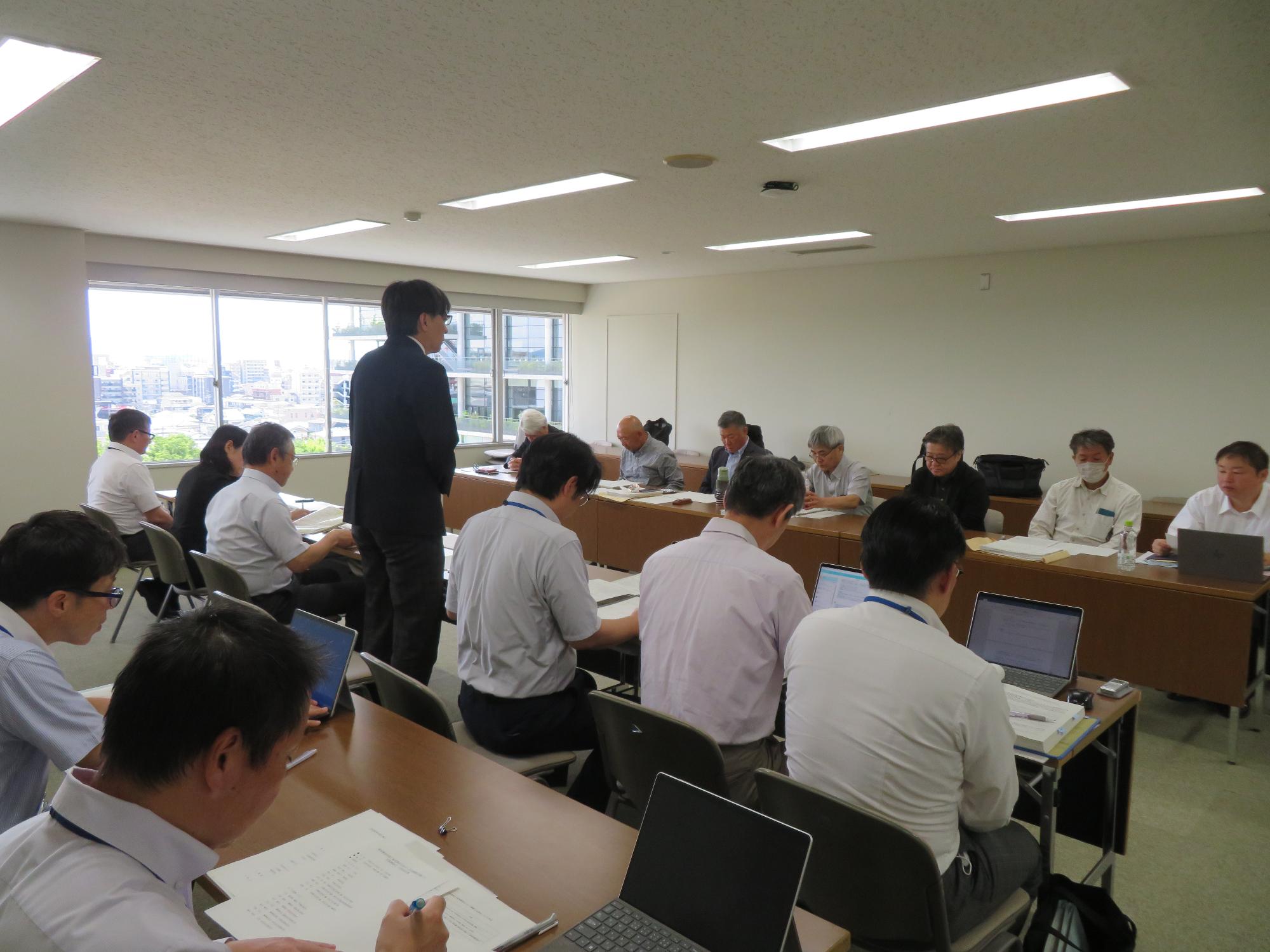 出席者の前であいさつをする市長の写真