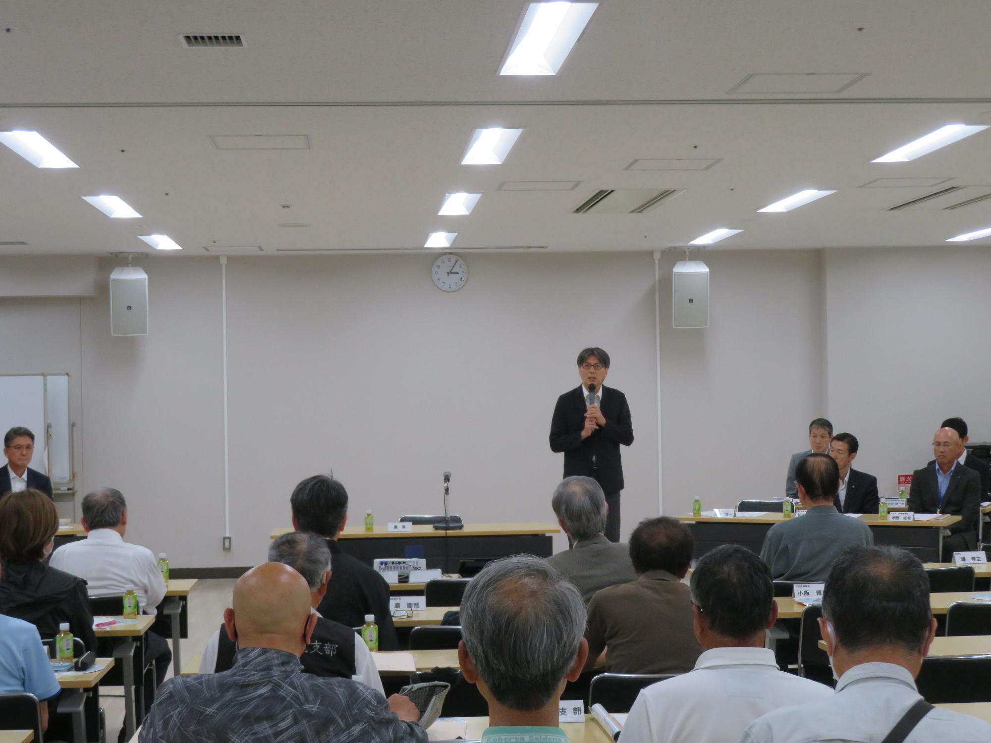 出席者の前であいさつをする市長の写真