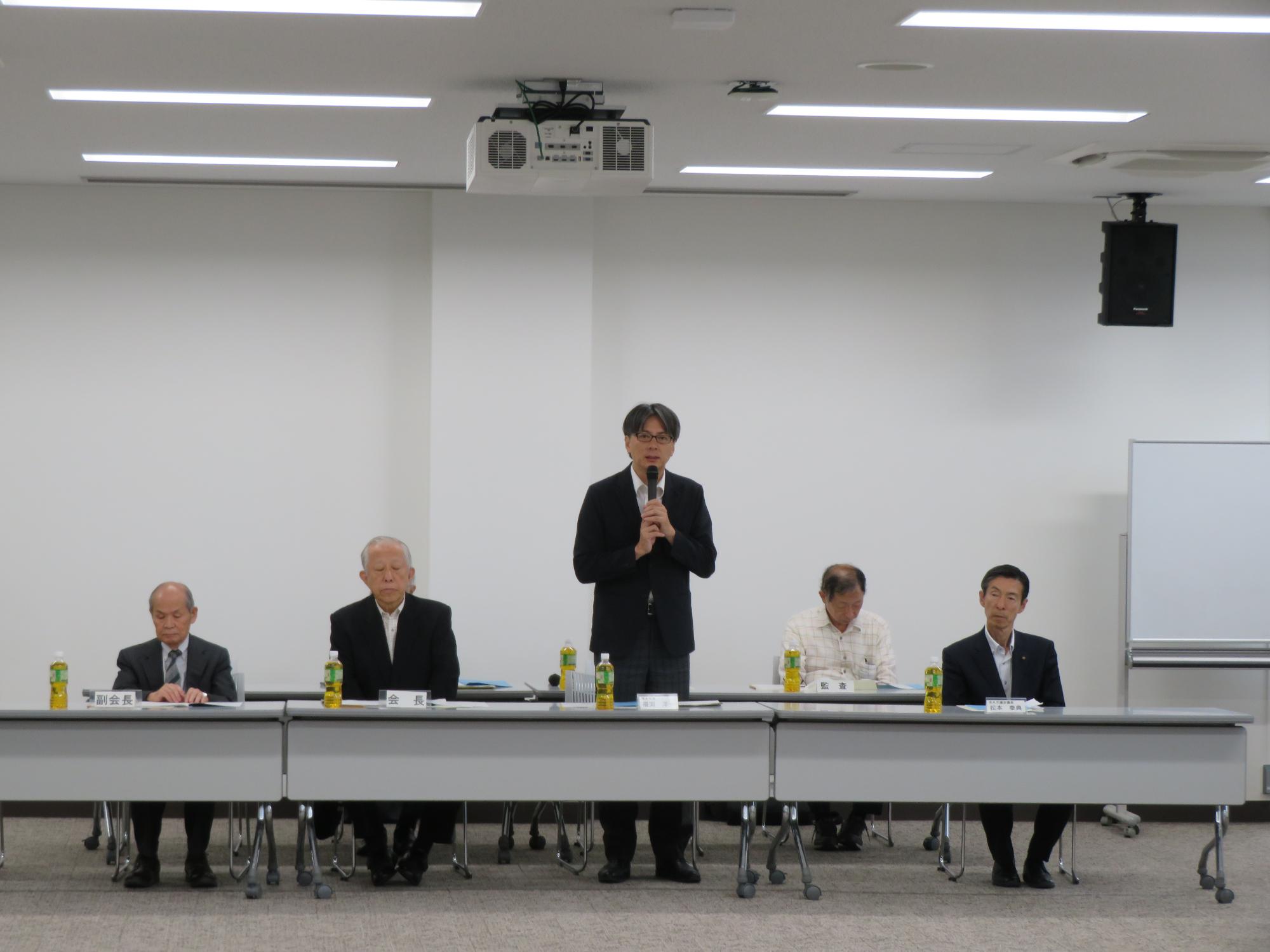 出席者の前であいさつをする市長の写真