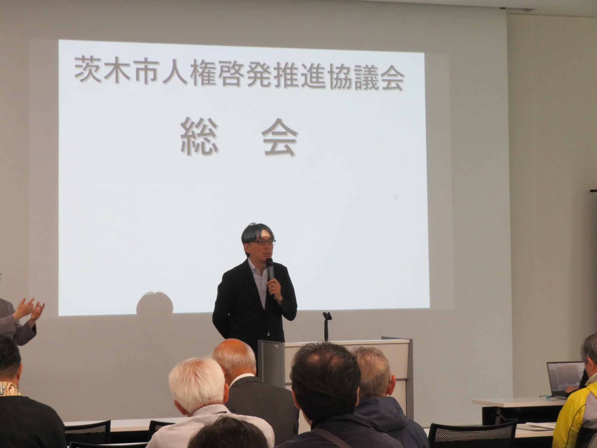 出席者の前であいさつをする市長の写真