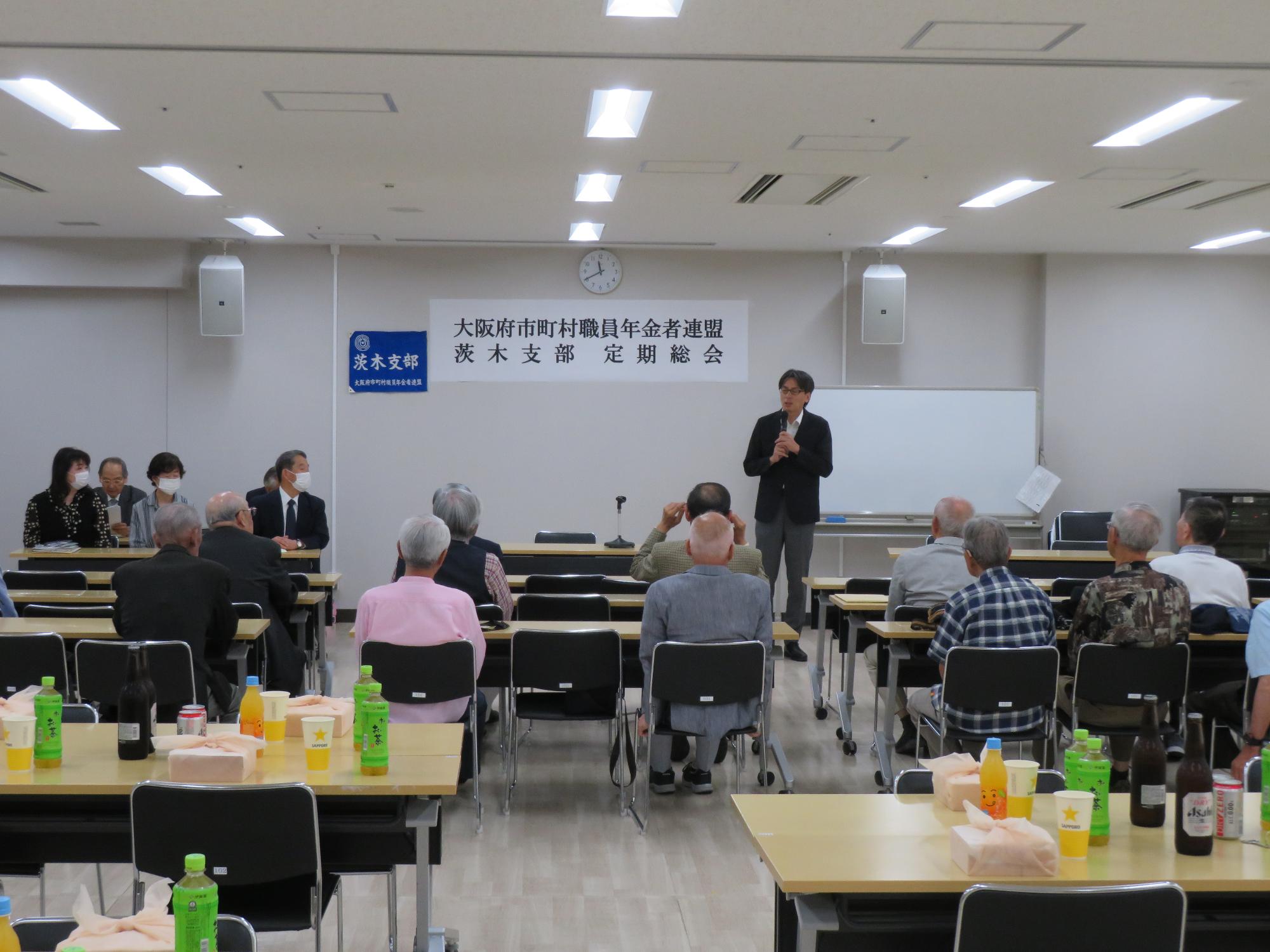 出席者の前であいさつをする市長の写真