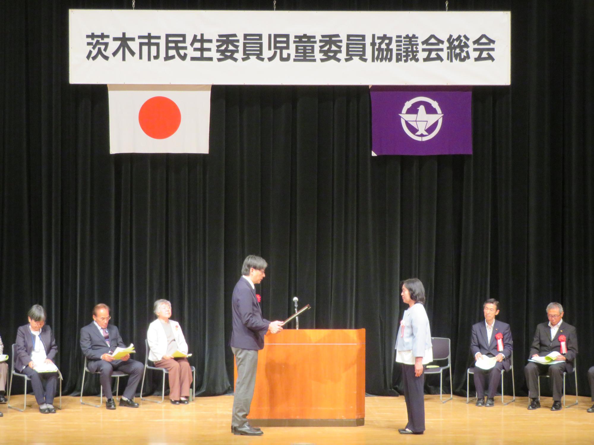 感謝状を贈呈する市長の写真