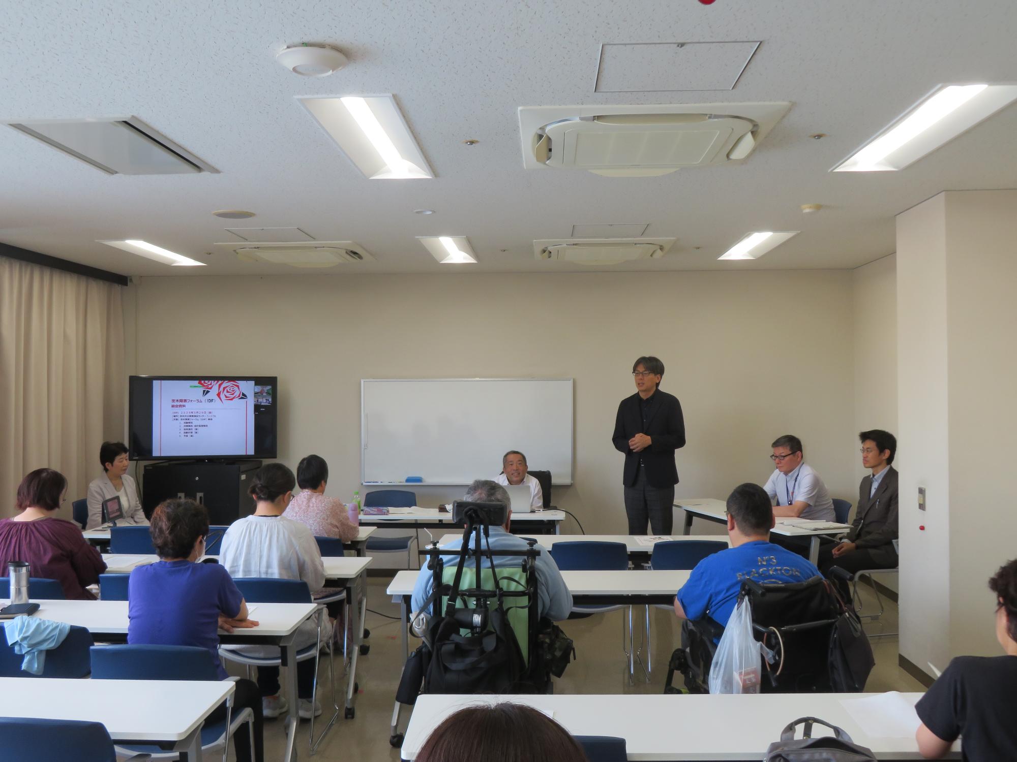 出席者の前であいさつをする市長の写真