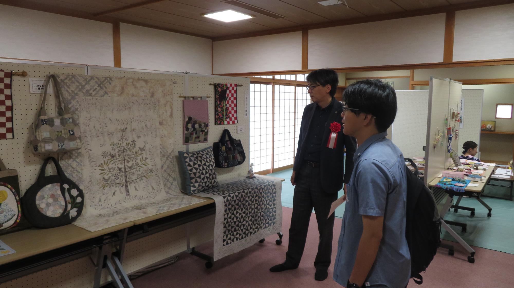 展示を見る市長の写真