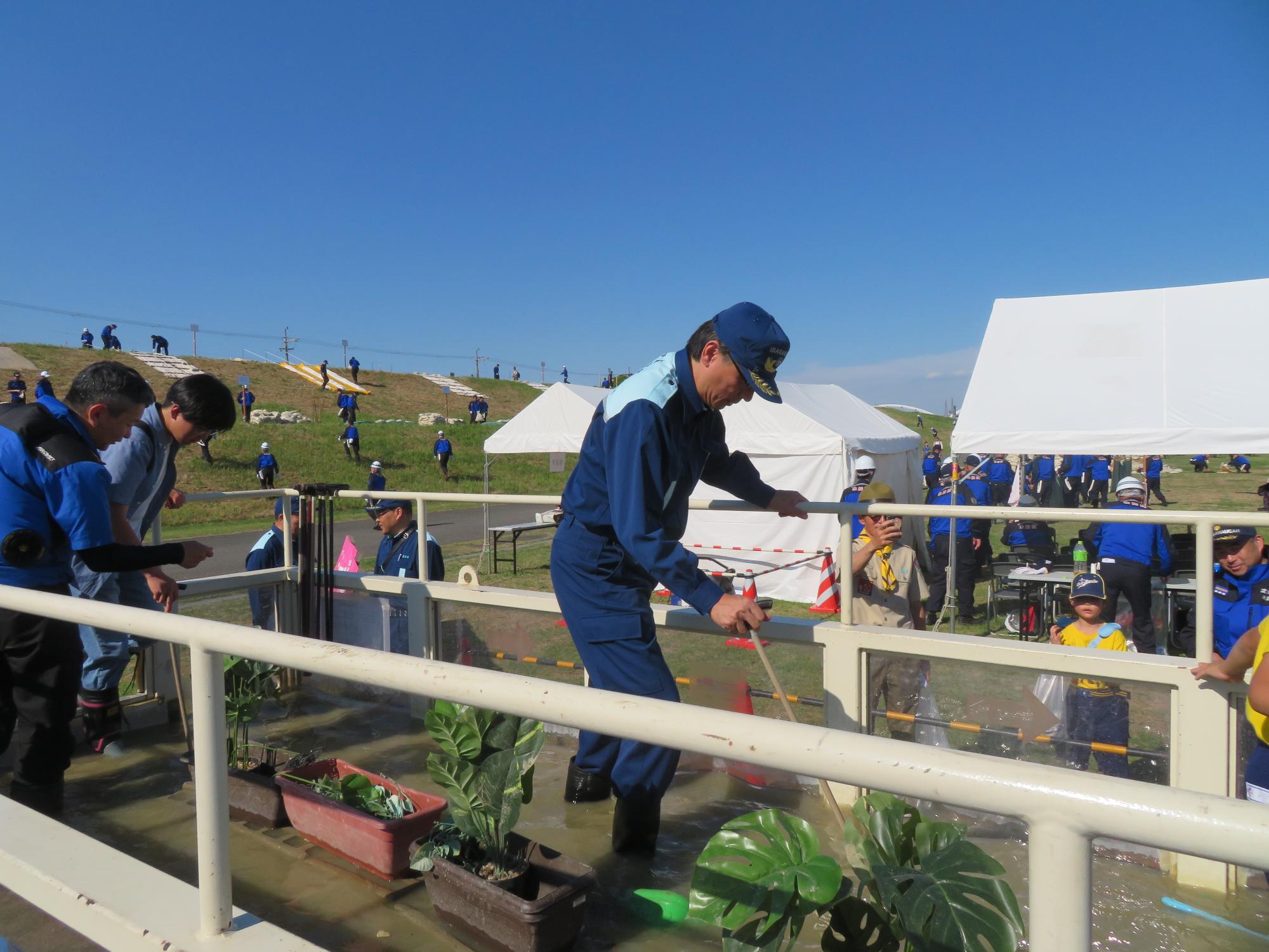 水中歩行体験をする市長の写真