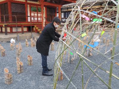竹のモニュメントに短冊を飾る市長の写真