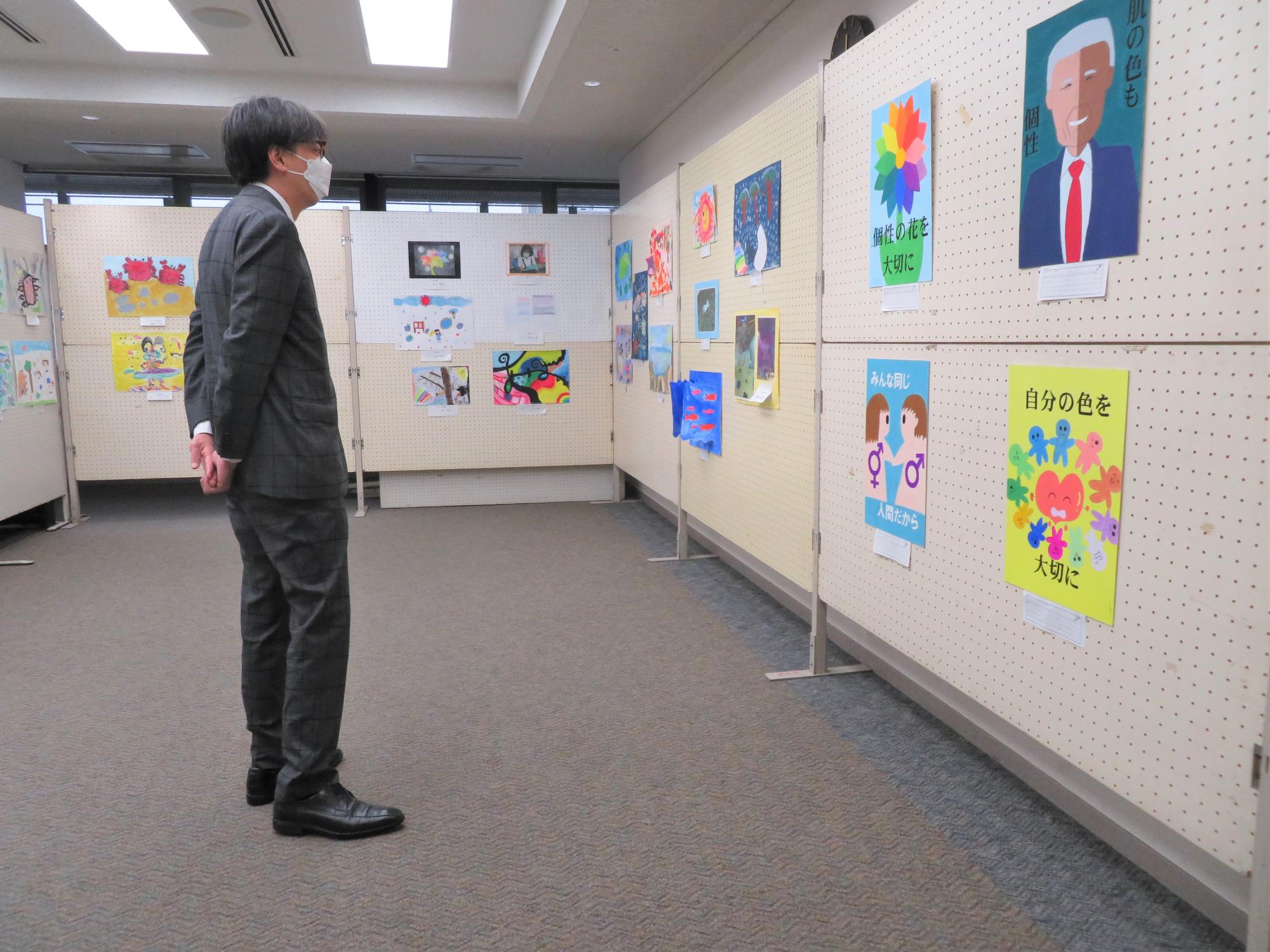 展示作品を観る市長の写真