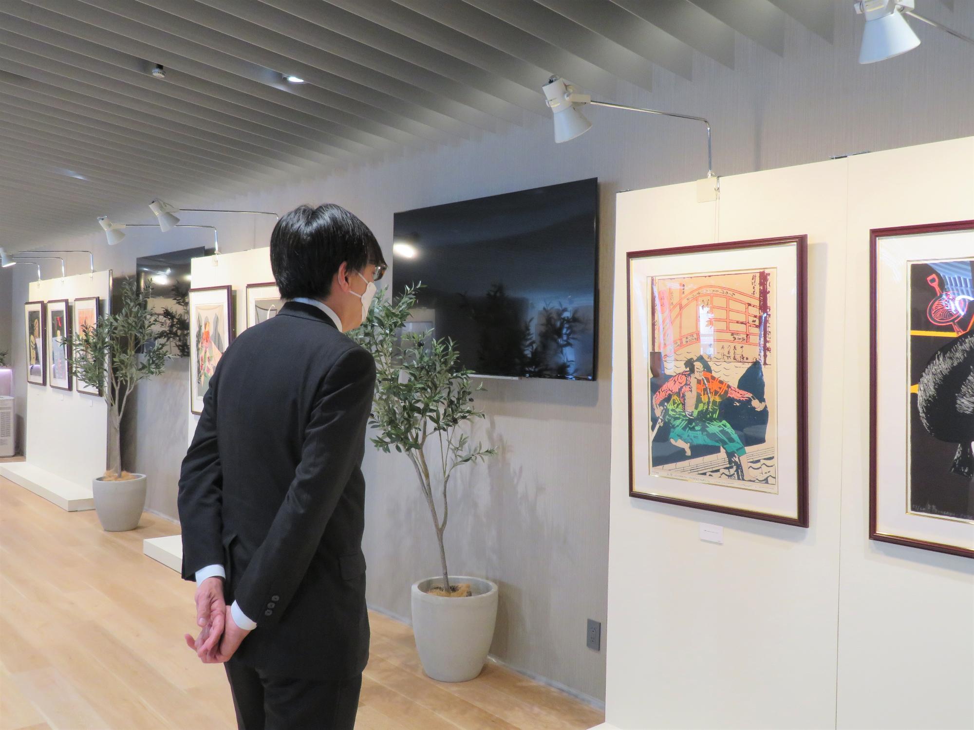 展示作品を観る市長の写真