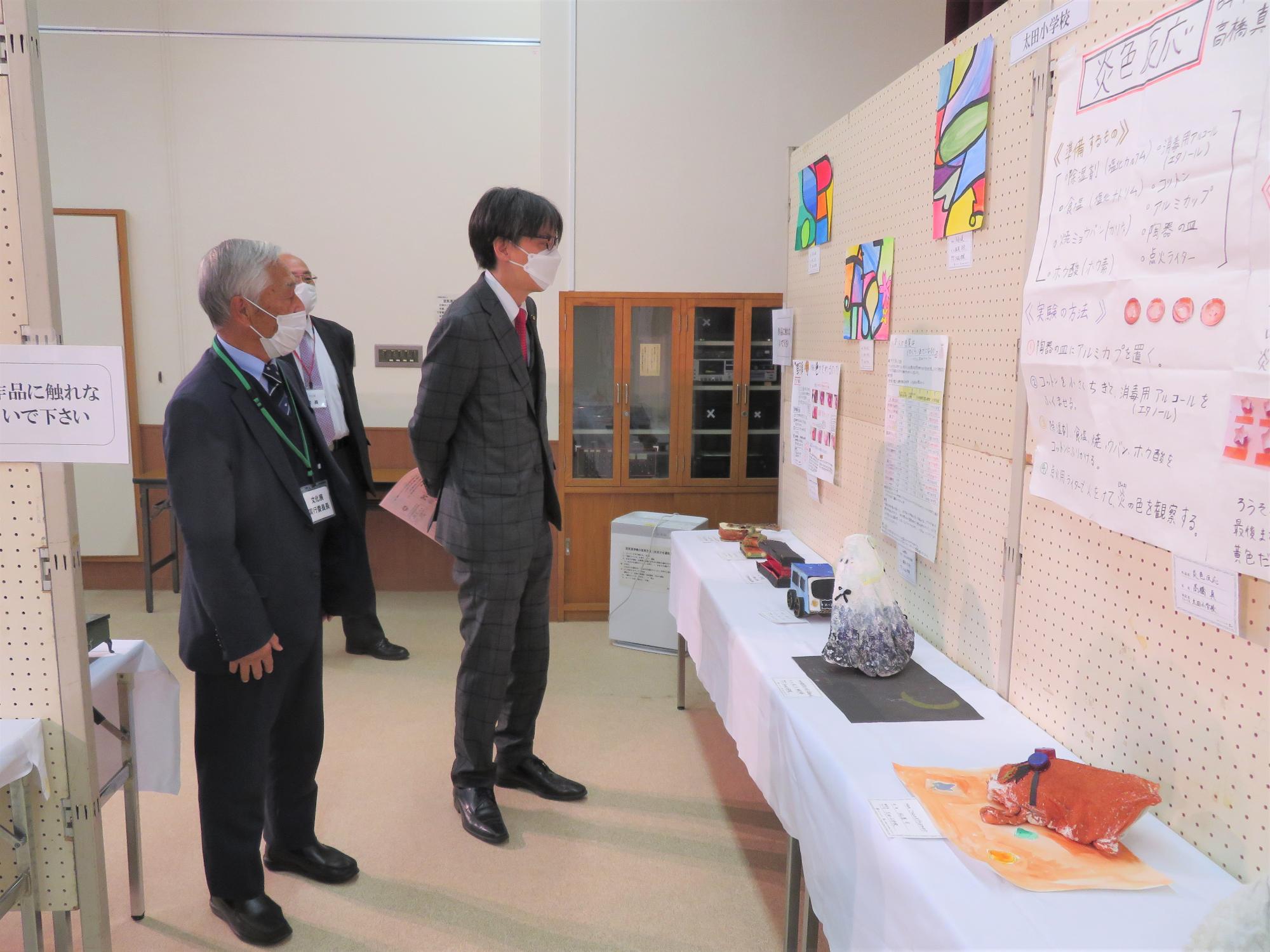 太田地区の文化展にて作品を観る市長の写真