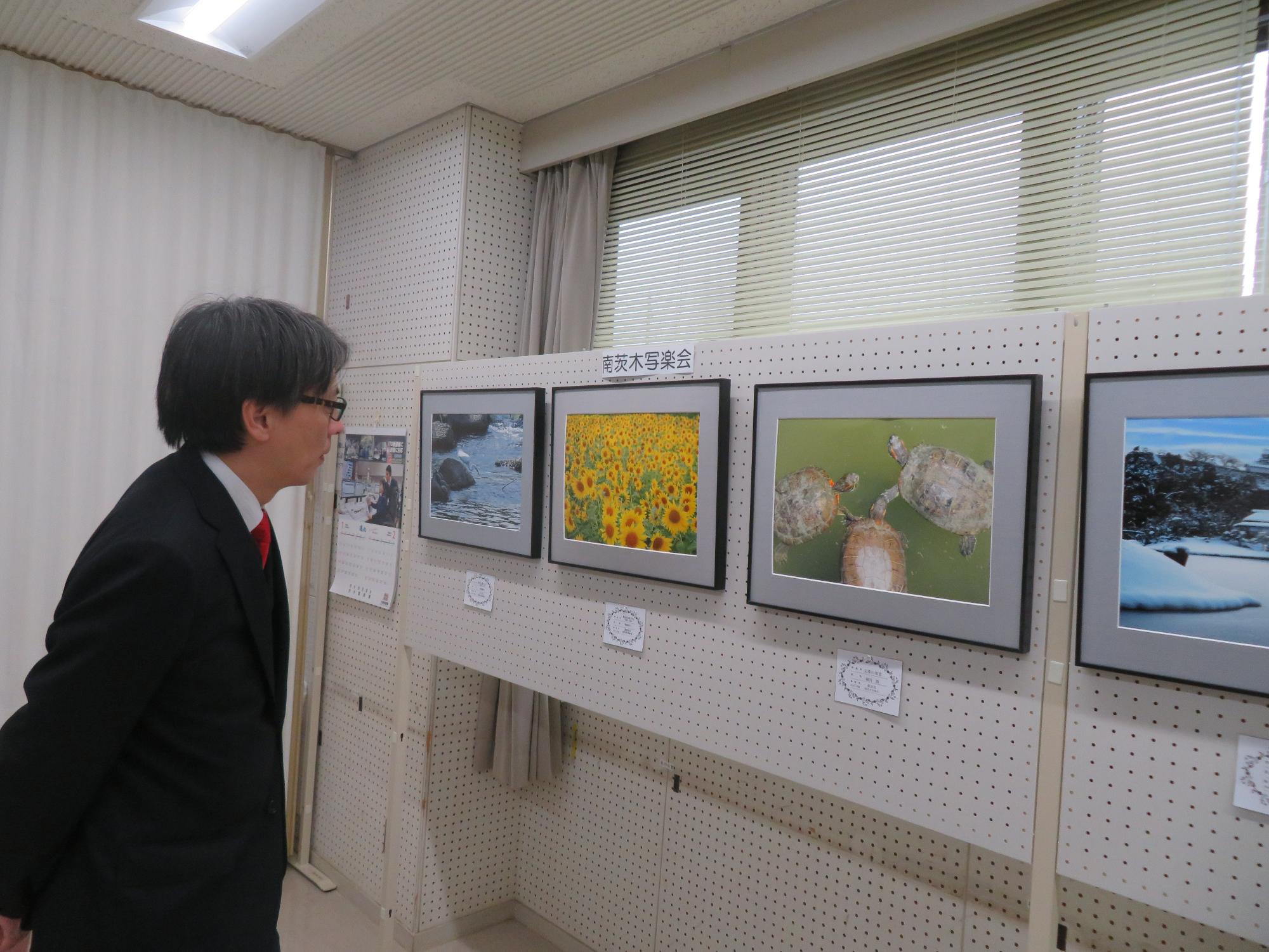 展示を見る市長の写真