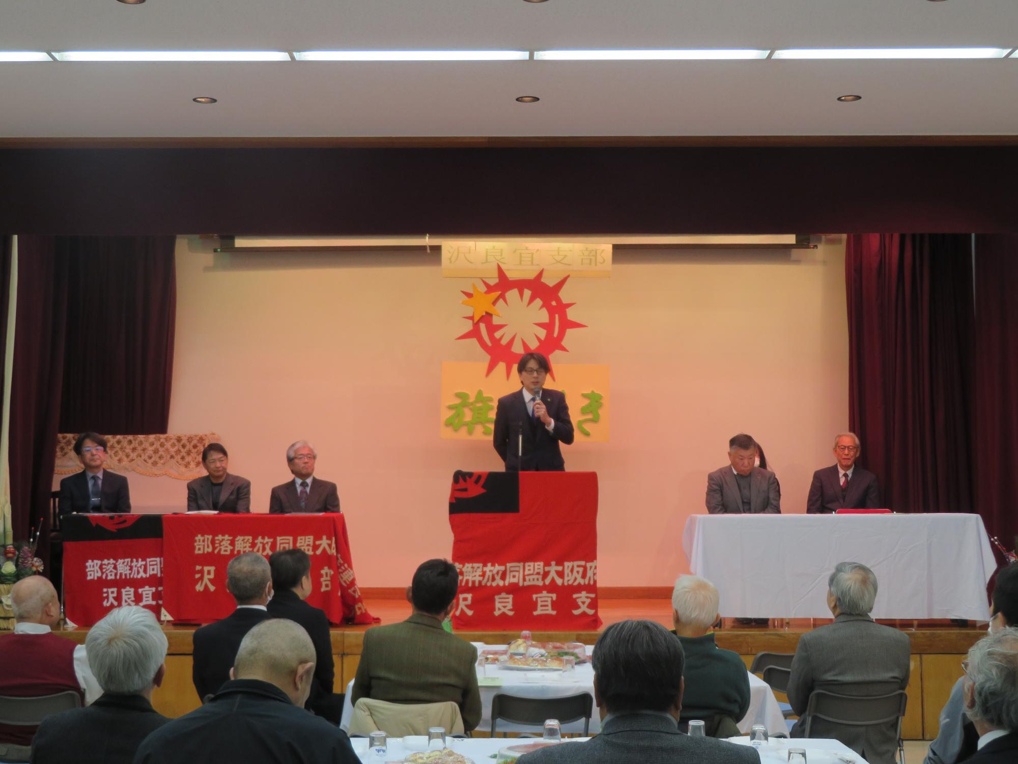 舞台上であいさつをする市長の写真