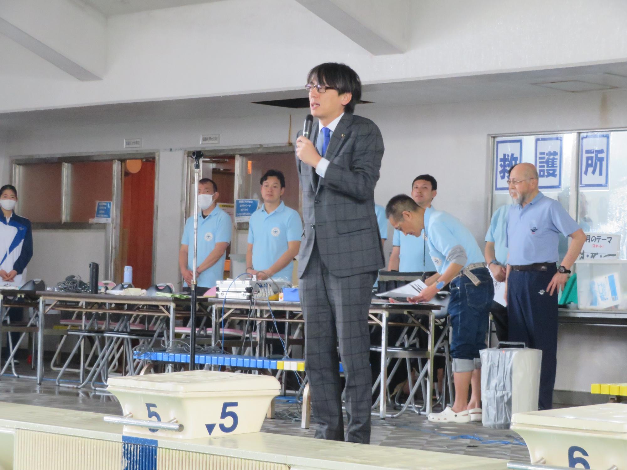 参加者の前であいさつをする市長の写真