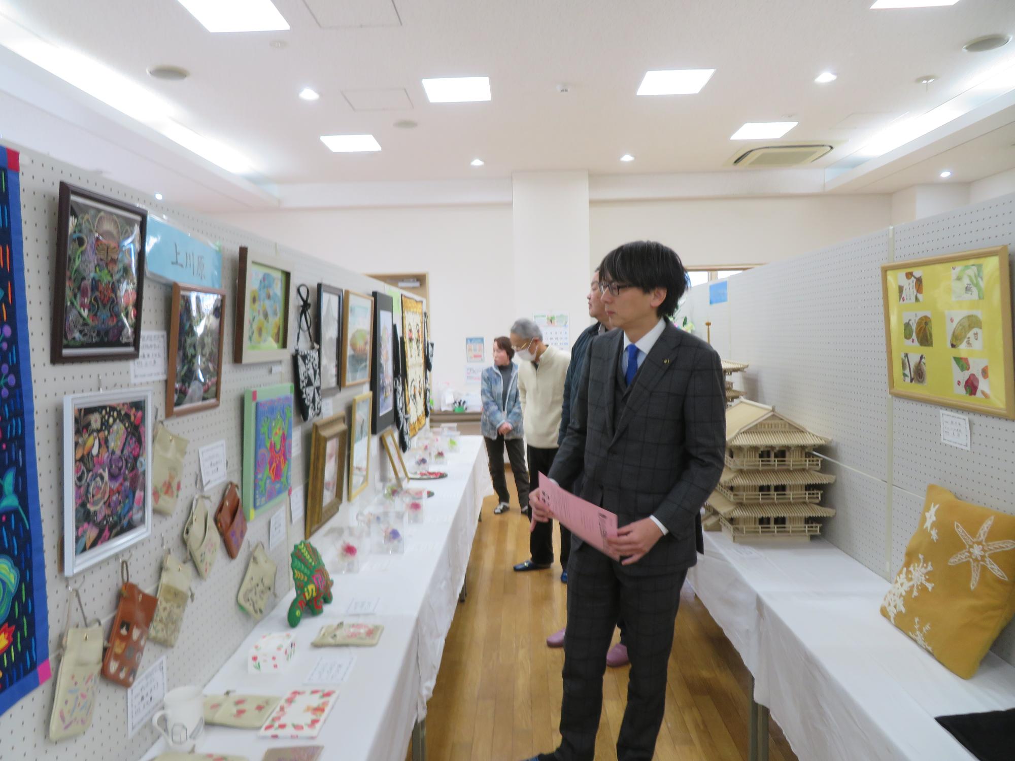 展示を見る市長の写真