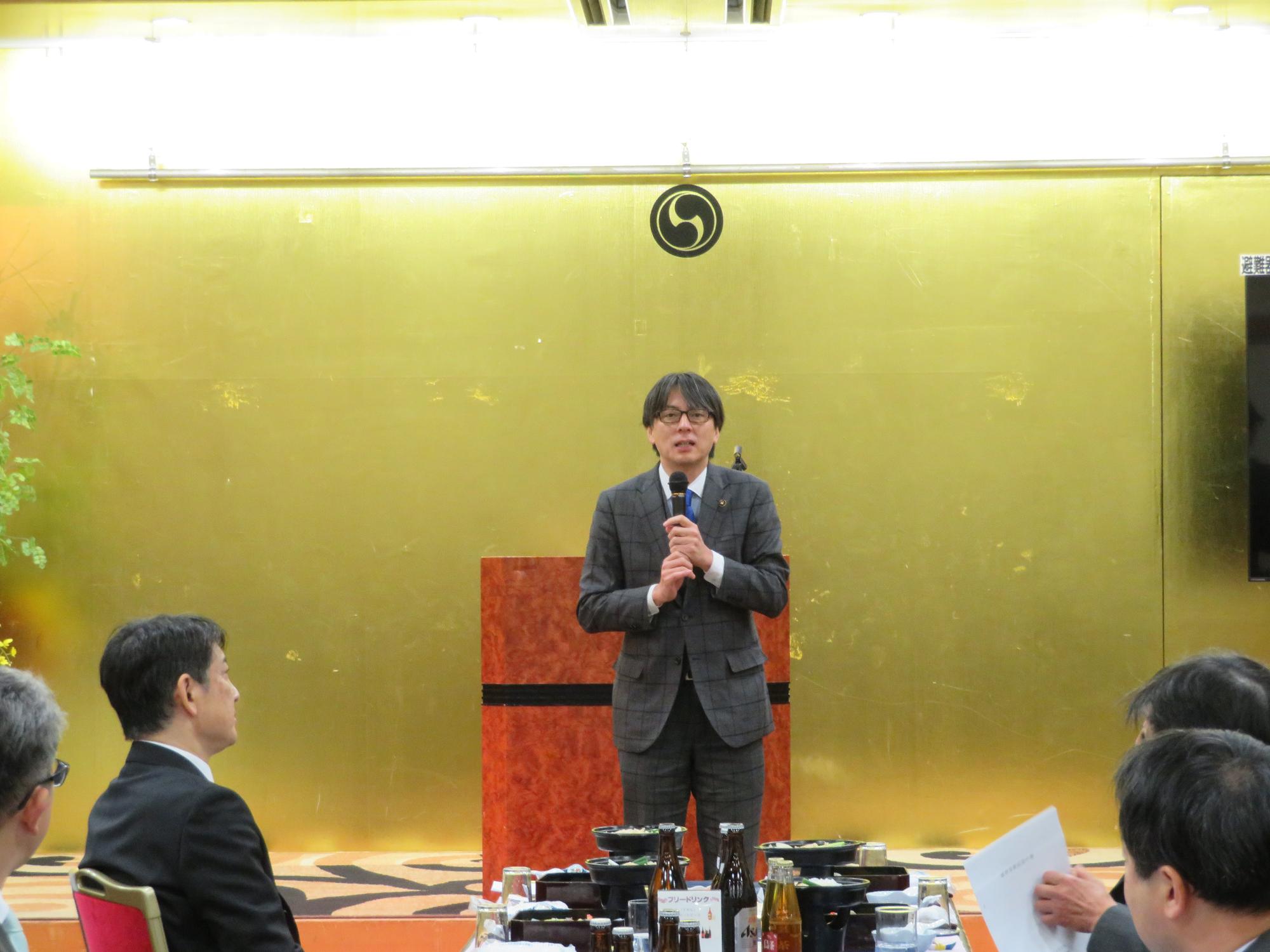 出席者の前であいさつをする市長の写真